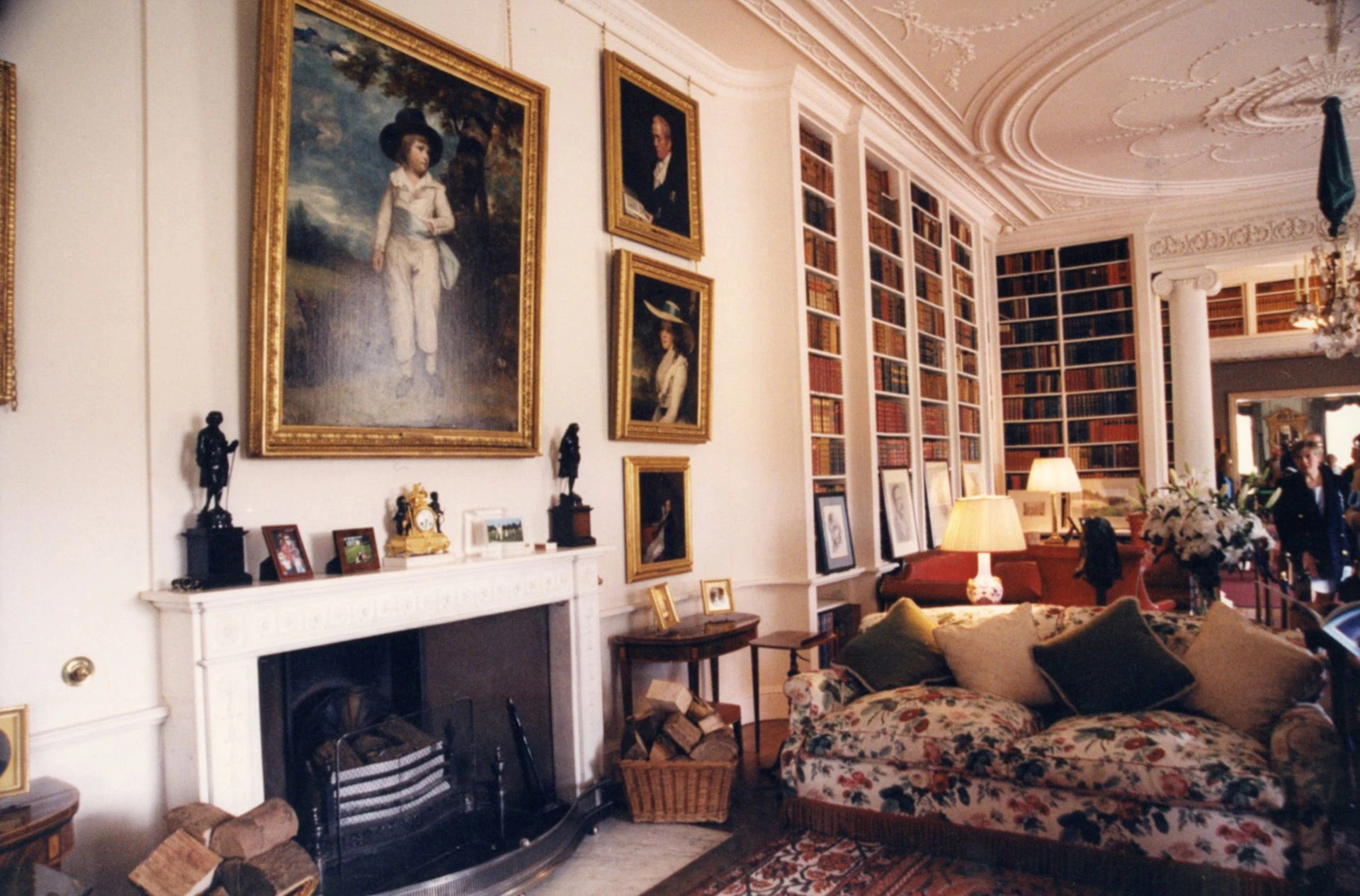 Obras de arte abundan en las salas de la mansión.