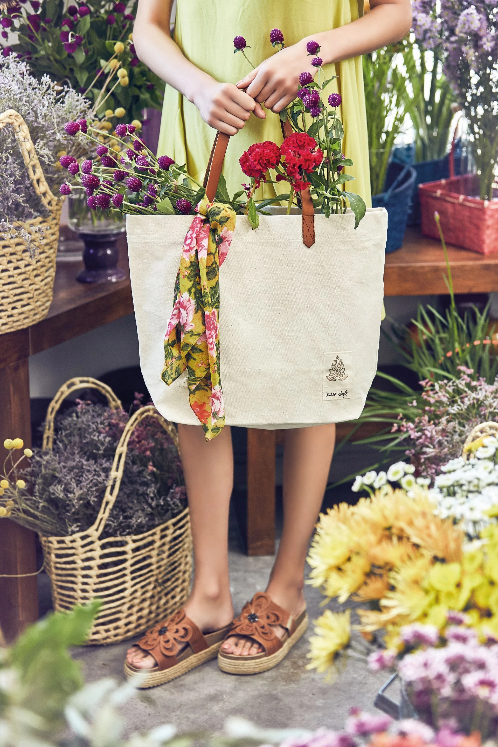 Bolso (antes $ 1.100, AHORA $ 990, India Style), vestido (antes $ 2.432, AHORA $ 1.216, Anónimas) y sandalias con base corrida (antes $ 1.403, AHORA $ 1.262,70, Citadina). Fotos: Chino Toccalino/ Para Ti 