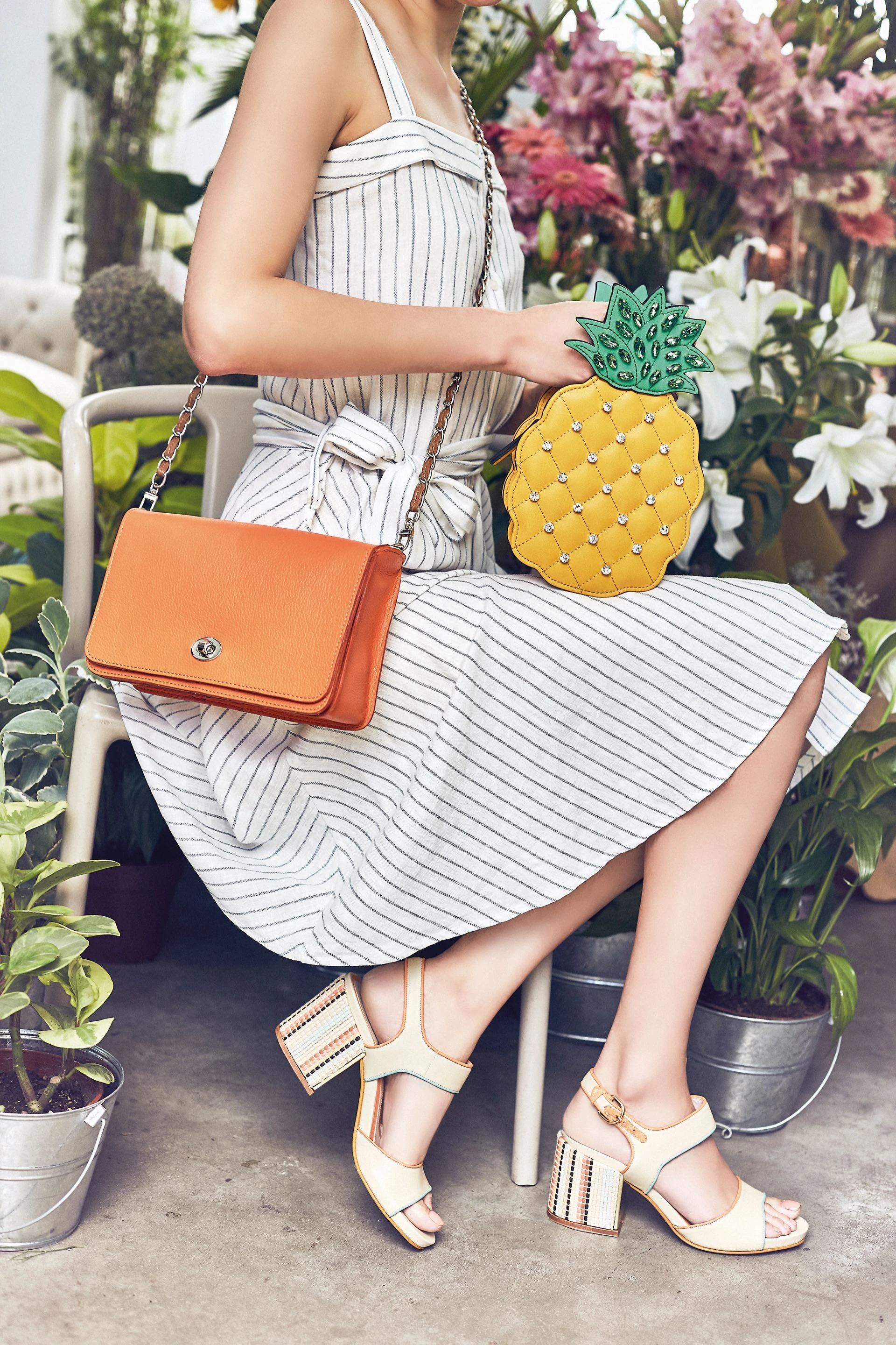 Vestido rayado de lino (antes $ 2.500, AHORA $ 2.000, Ted Bodin), cartera en forma de ananá (antes $ 1.500, AHORA $ 1.200, Aldo para Falabella), cartera con cadena (antes $ 2.390, AHORA $ 1.890, Blaquè) y sandalias con taco decorado (antes $ 5.300, AHORA $ 3.710, Saverio Di Ricci). Fotos: Chino Toccalino/ Para Ti 