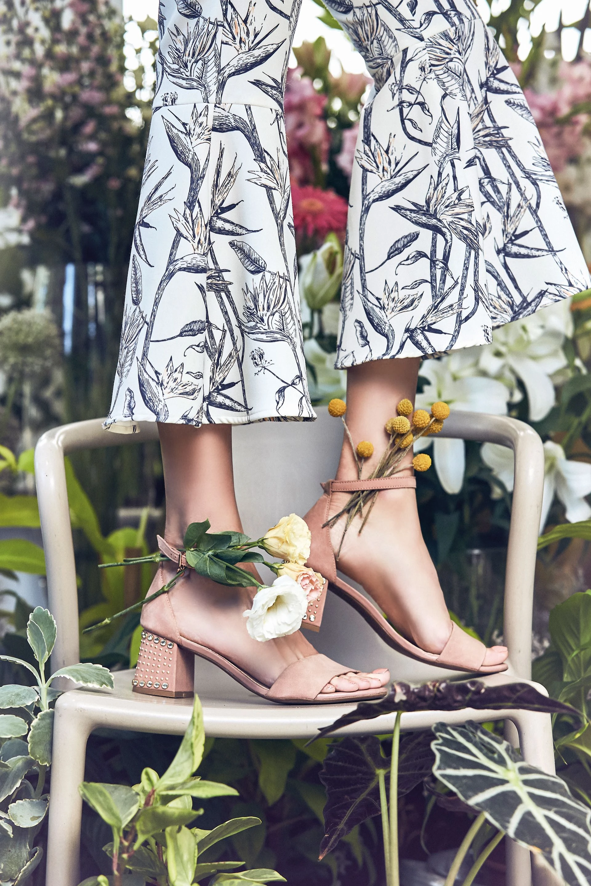Pantalón estampado con terminación acampanada (antes $ 2.900, AHORA $ 2.100, Uma) y sandalias con pulseras (antes $ 2.200, AHORA $ 1.790, Hush Puppies). Fotos: Chino Toccalino/ Para Ti 