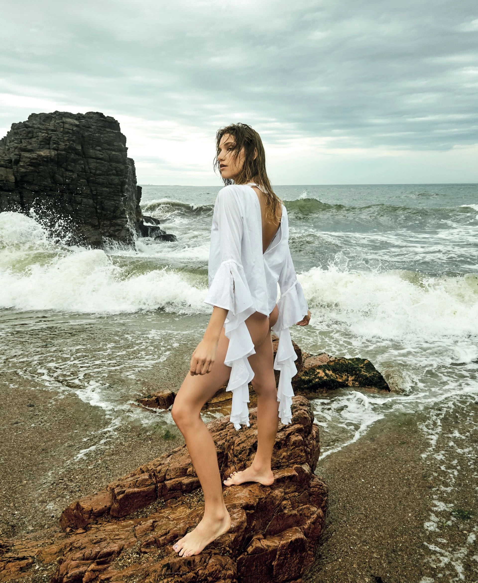 Camisa con volados en las mangas ($ 2.490, Allô Martínez). Foto: Raúl de Chapearouge/Para Ti