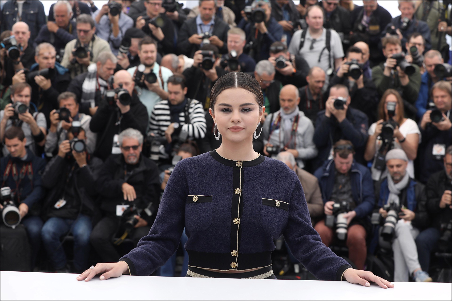 Selena Gomez sorprendió con un look formal chic en Cannes.
