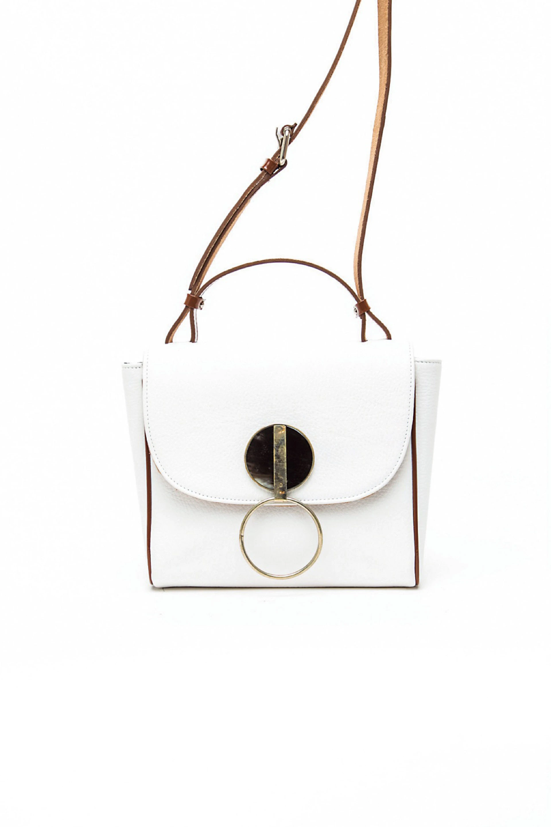 Bandolera de cuero ($ 5.480, Mishka).