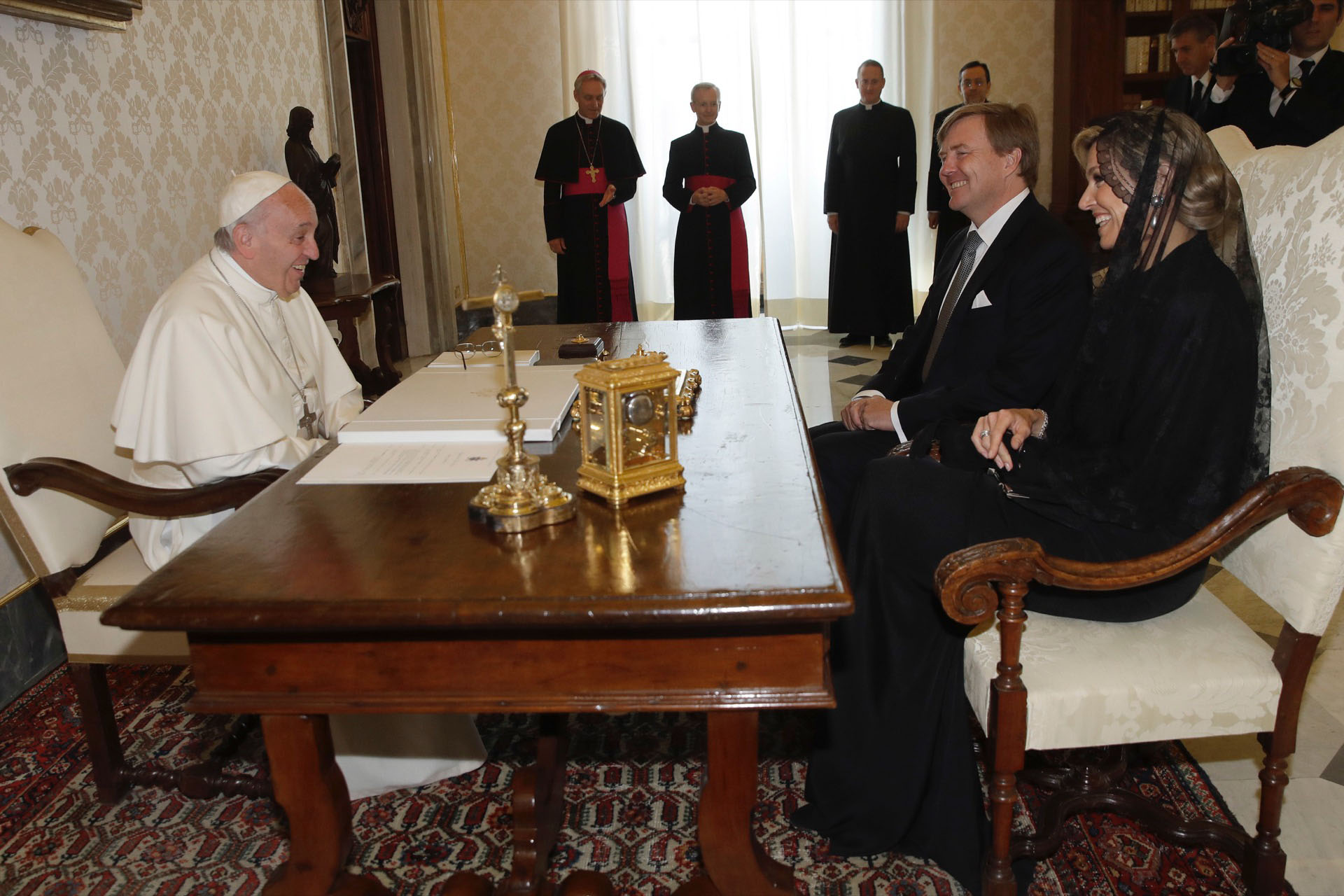 Su frescura y espontaneidad rompe los protocolos. Junto al rey Guillermo en su visita al Papa Francisco.