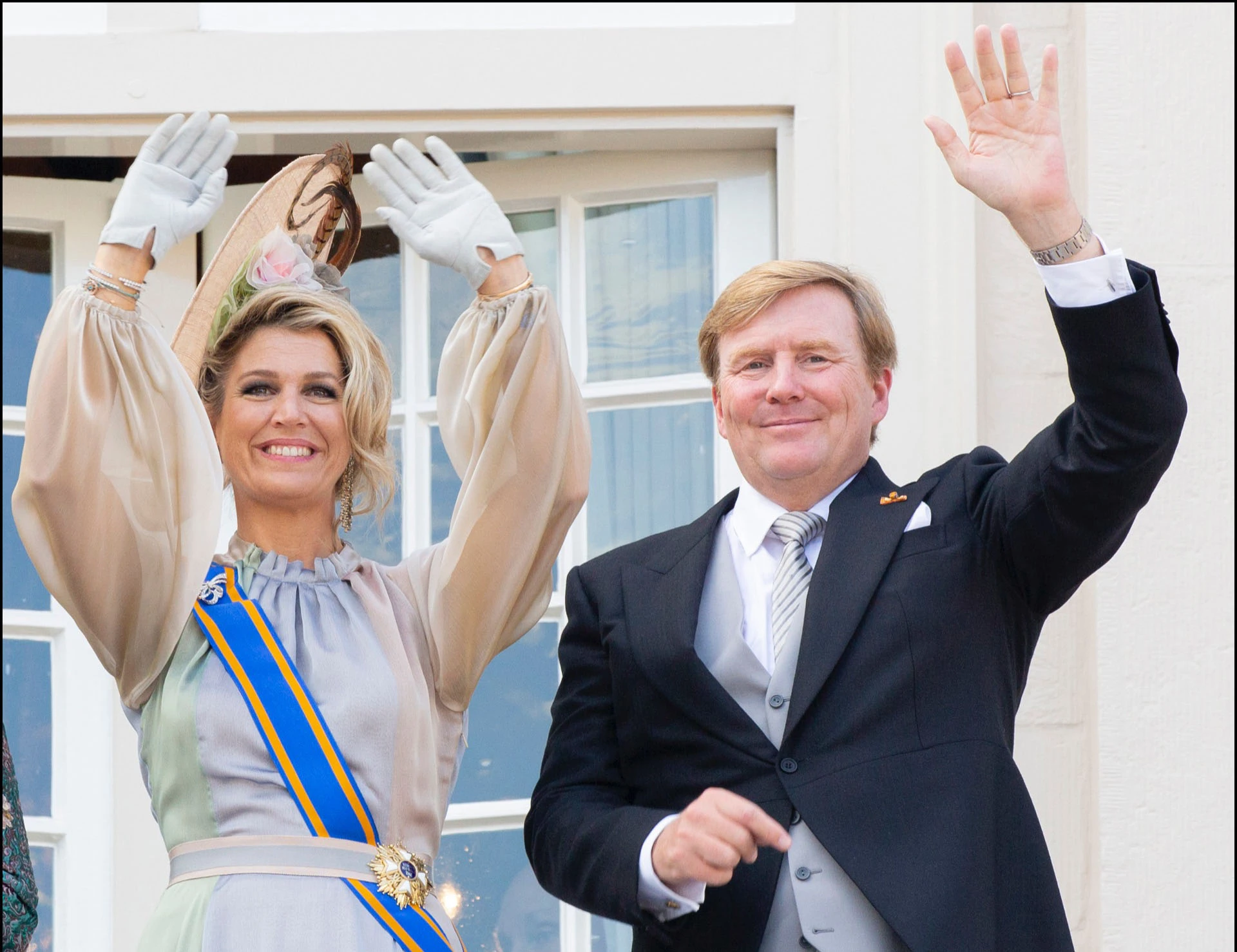 De las galas y las coronas a los chalecos y el tailleur, así es la agenda de una reina del siglo XXI.