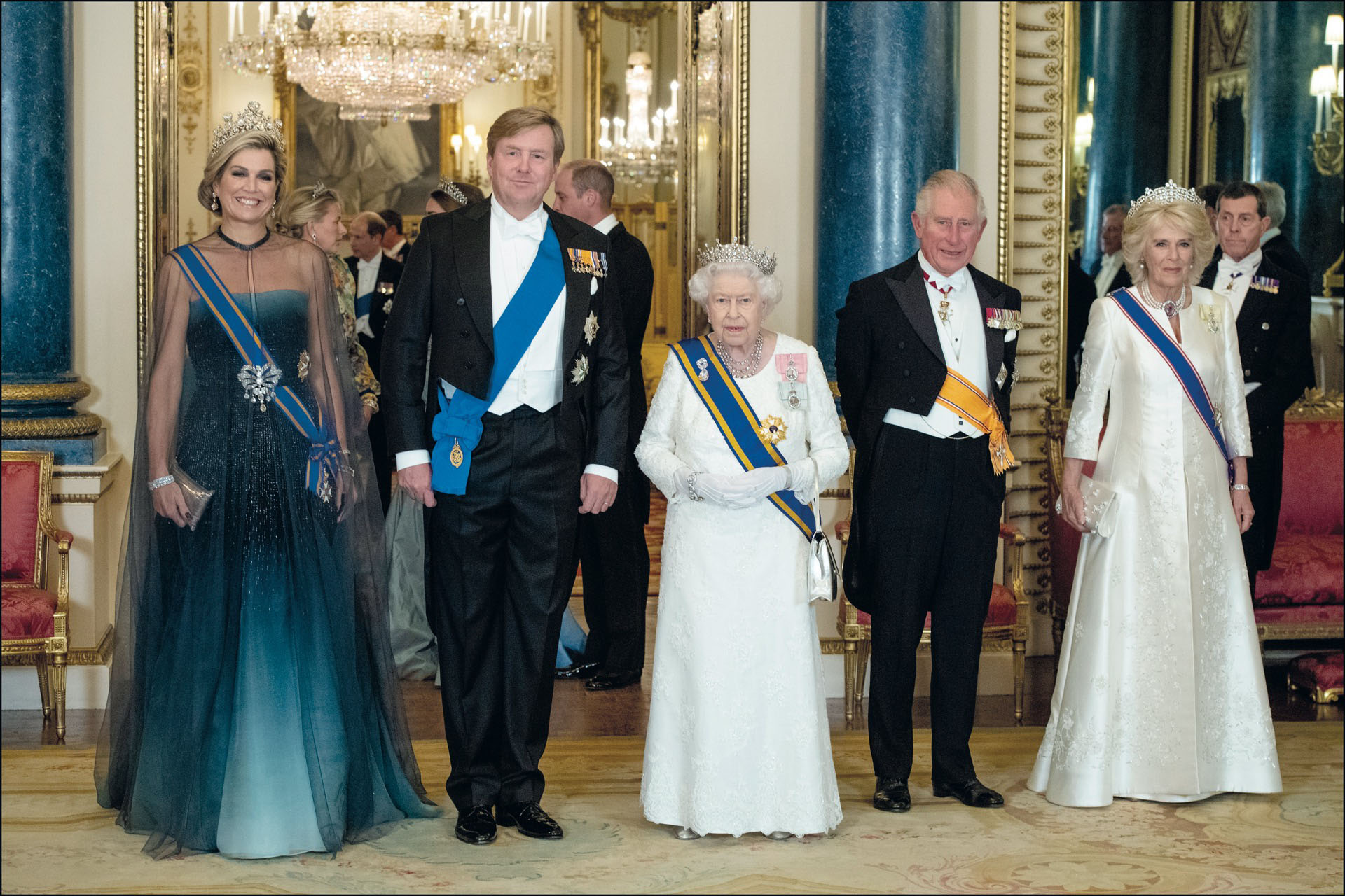 Ella y su esposo, junto a  la reina Elizabeth II de Inglaterra, el príncipe Carlos y Camila Bowles, en el Palacio de Buckingham. Una reina que sabe cuál es su rol y cómo manejarse en cada situación.