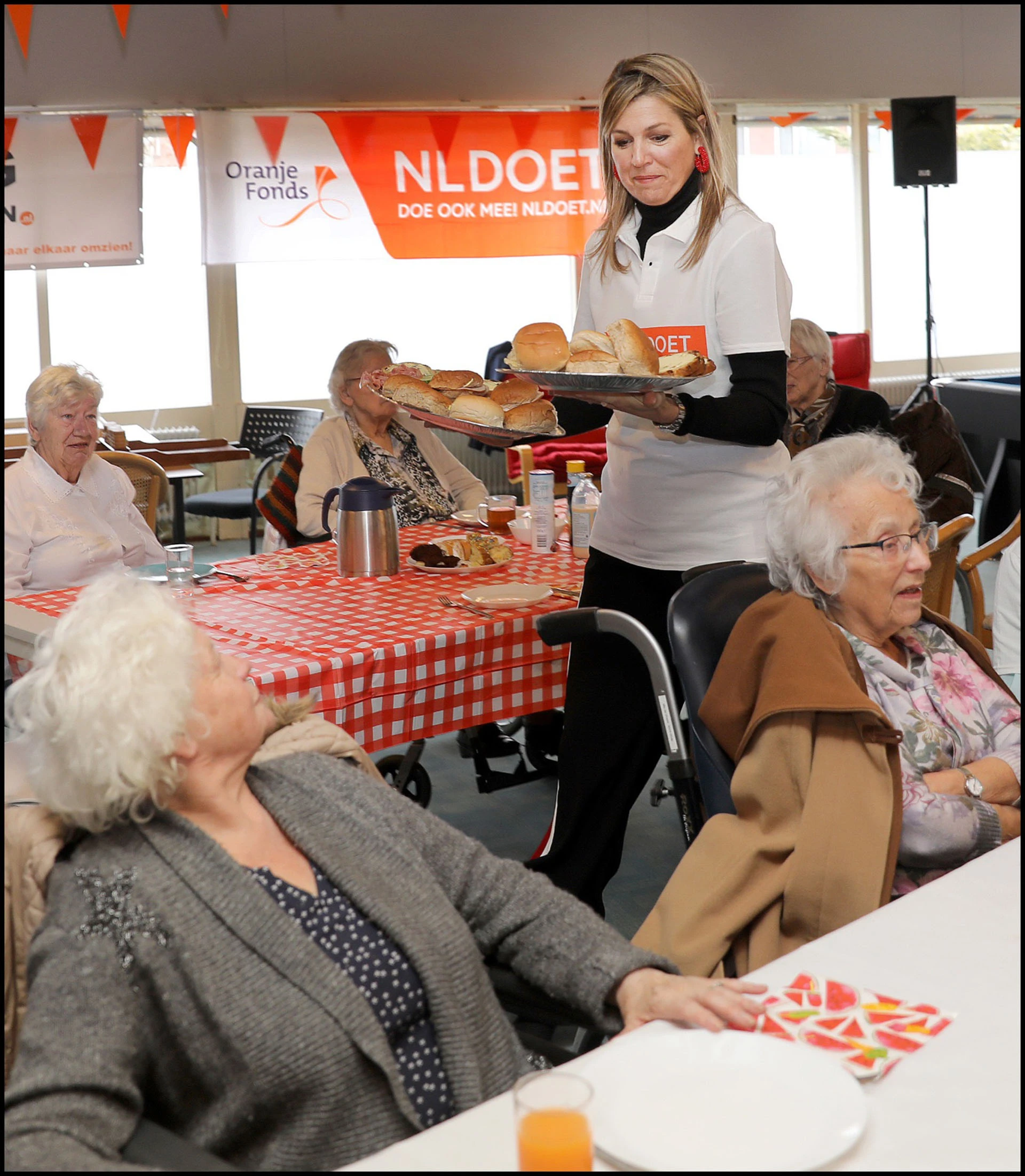 “No se le caen los anillos”, también vale para la reina que se guarda tiempo para el voluntariado.