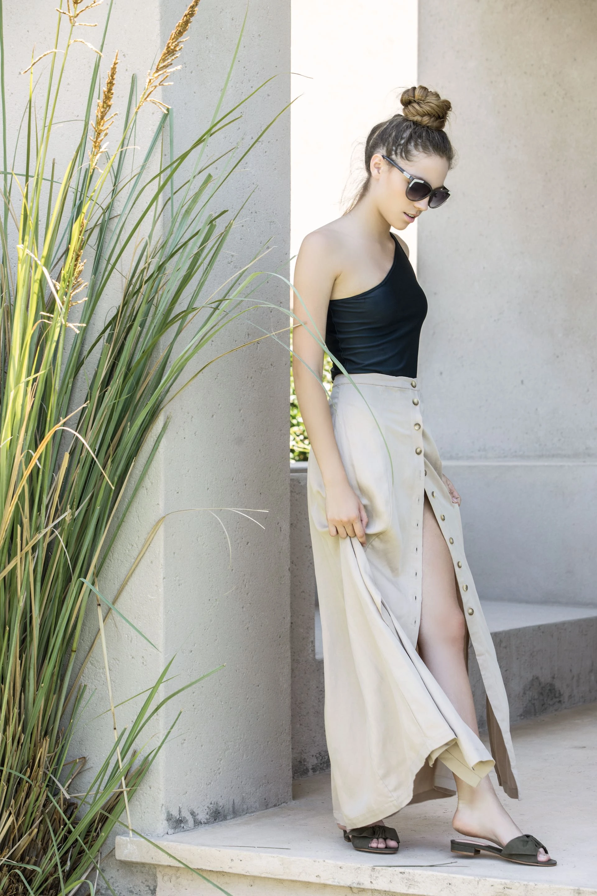 Entero de un solo hombro ($ 990, Complot), maxifalda con botones delanteros, chatas con lazo ($ 2.300, Hush Puppies) y anteojos de sol (Valeria Mazza by Ranieri). Foto: Fernando Venegas/ Para Ti