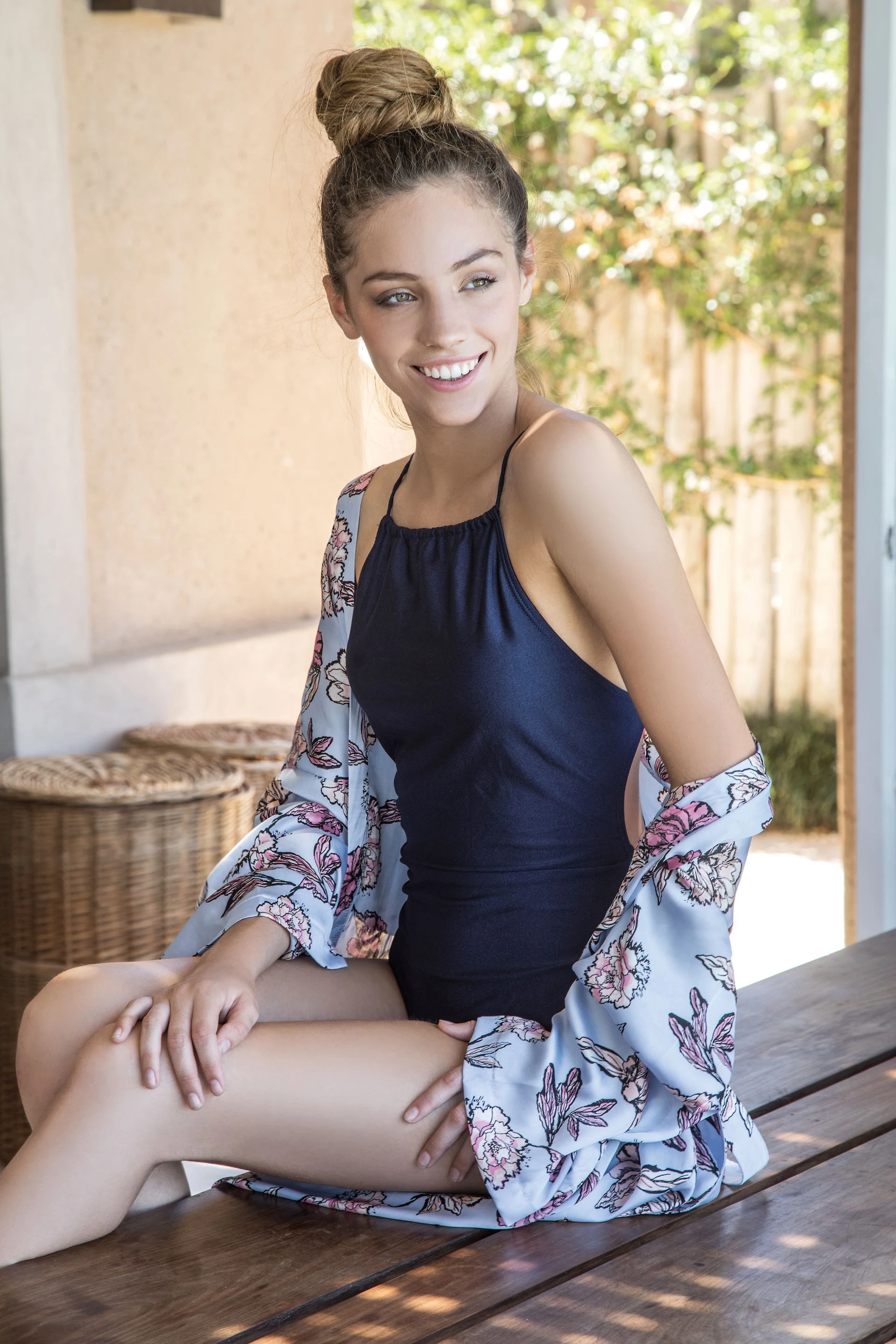 Entero con escote halter y kimono estampado de seda ($ 2.000, Union Good). Foto: Fernando Venegas/ Para Ti