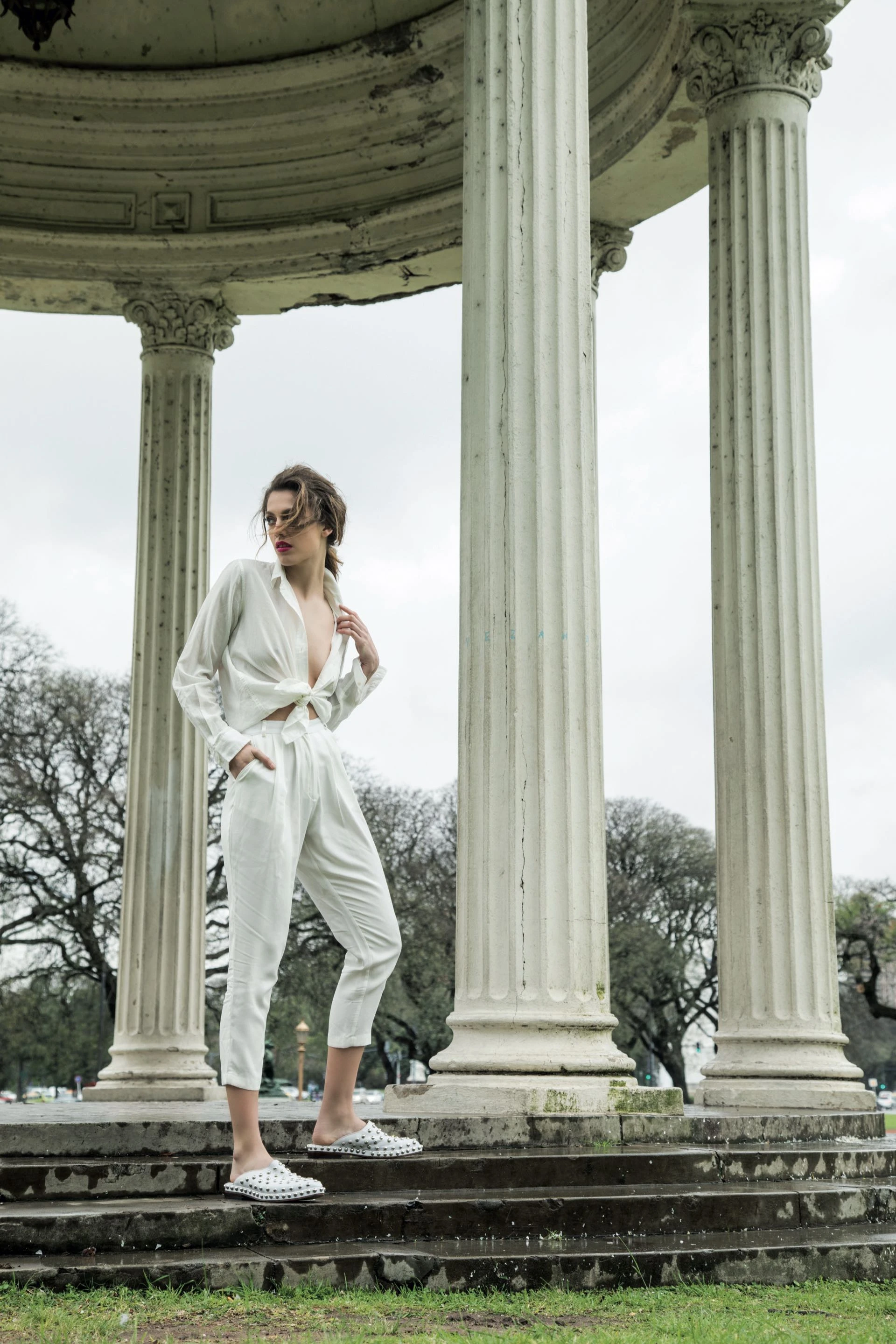 Camisa anudada ($ 1.890, Levi’s), pantalón con pinzas ($ 1.950, Basilotta) y mules de cuero con tachas ($ 3.990, Prüne). Foto Juan Jauregui