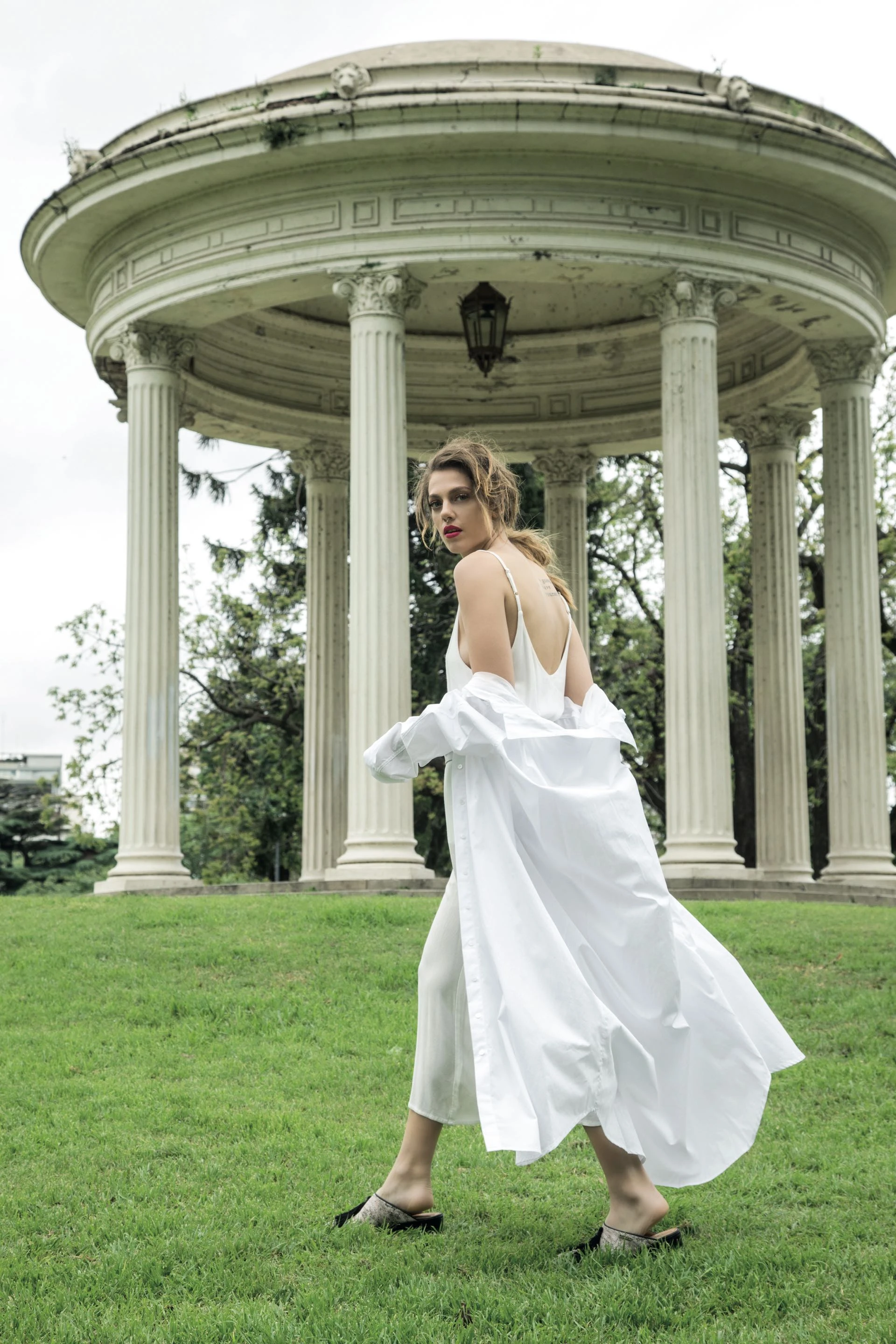 Camisa larga y mono con entalle en la cintura ($ 1.790 y $ 1.990, Complot) y slippers de cuero grabado con flecos ($ 4.964, The Bag Belt). Foto Juan Jauregui