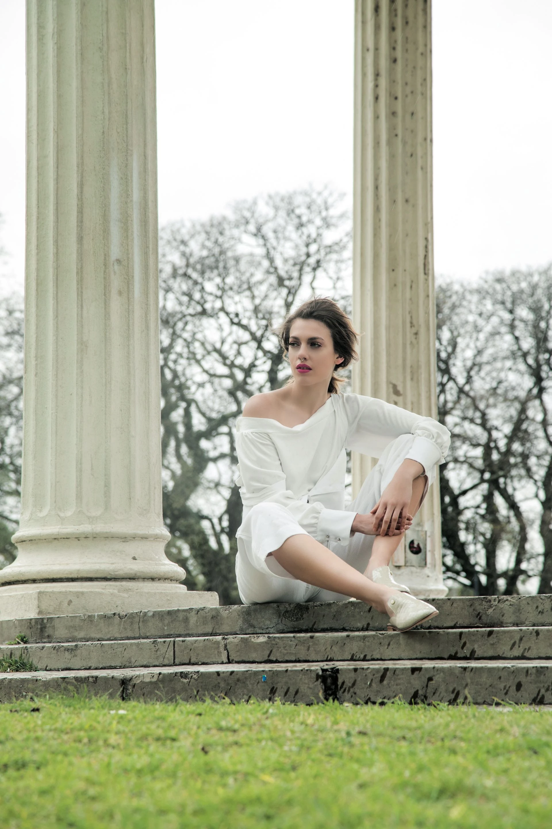 Jardinero con botones ($ 2.885, AY Not Dead), blusa de gasa off the shoulders ($ 1.239, Melocotón) y slippers de cuero ecológico ($ 2.150, Viajo). Foto Juan Jauregui