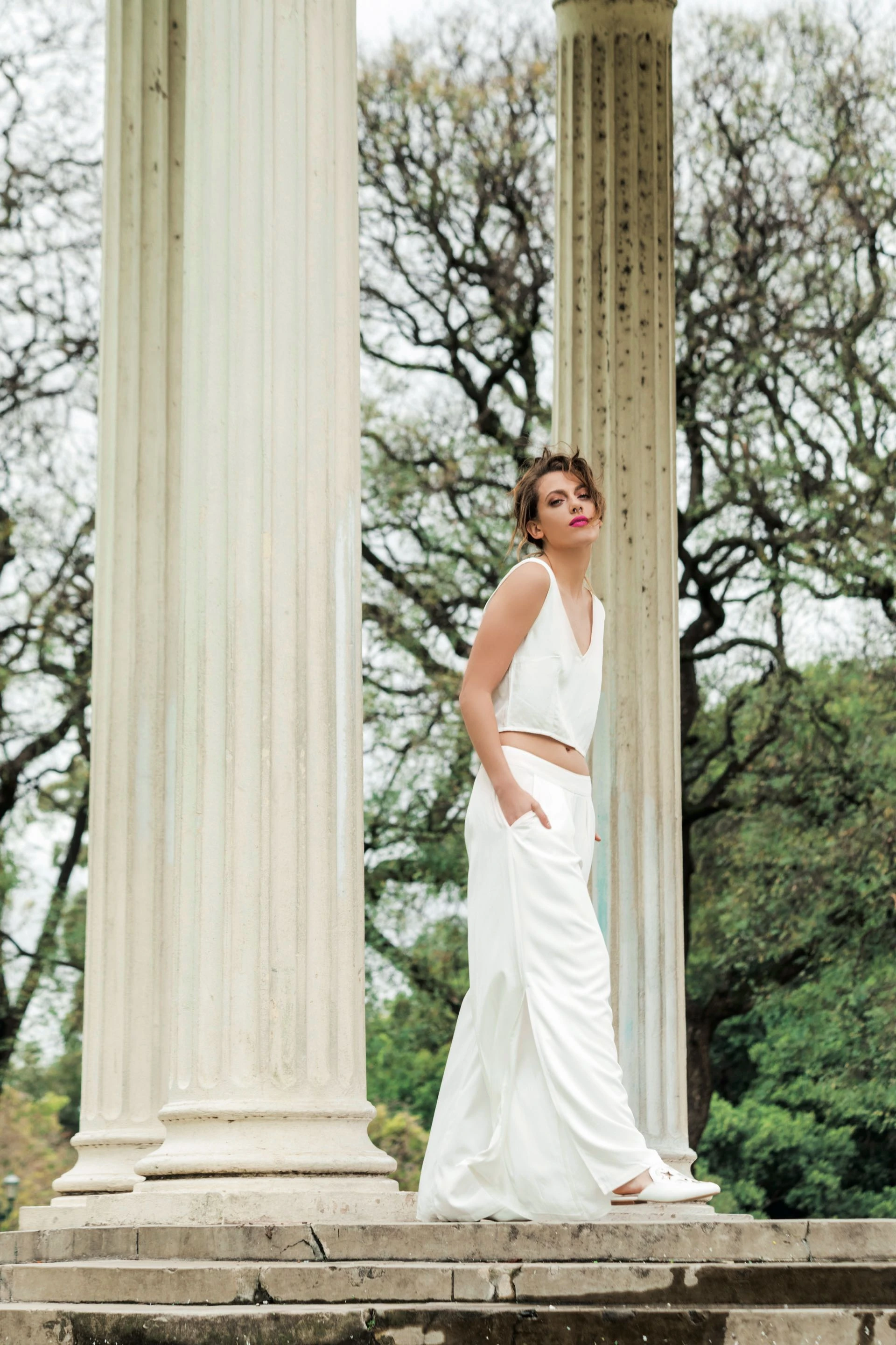 Top y pantalón ancho con tajo ($ 1.100 y $ 1.962, La Cofradía) y slippers de cuero con empeine bordado. Foto Juan Jauregui