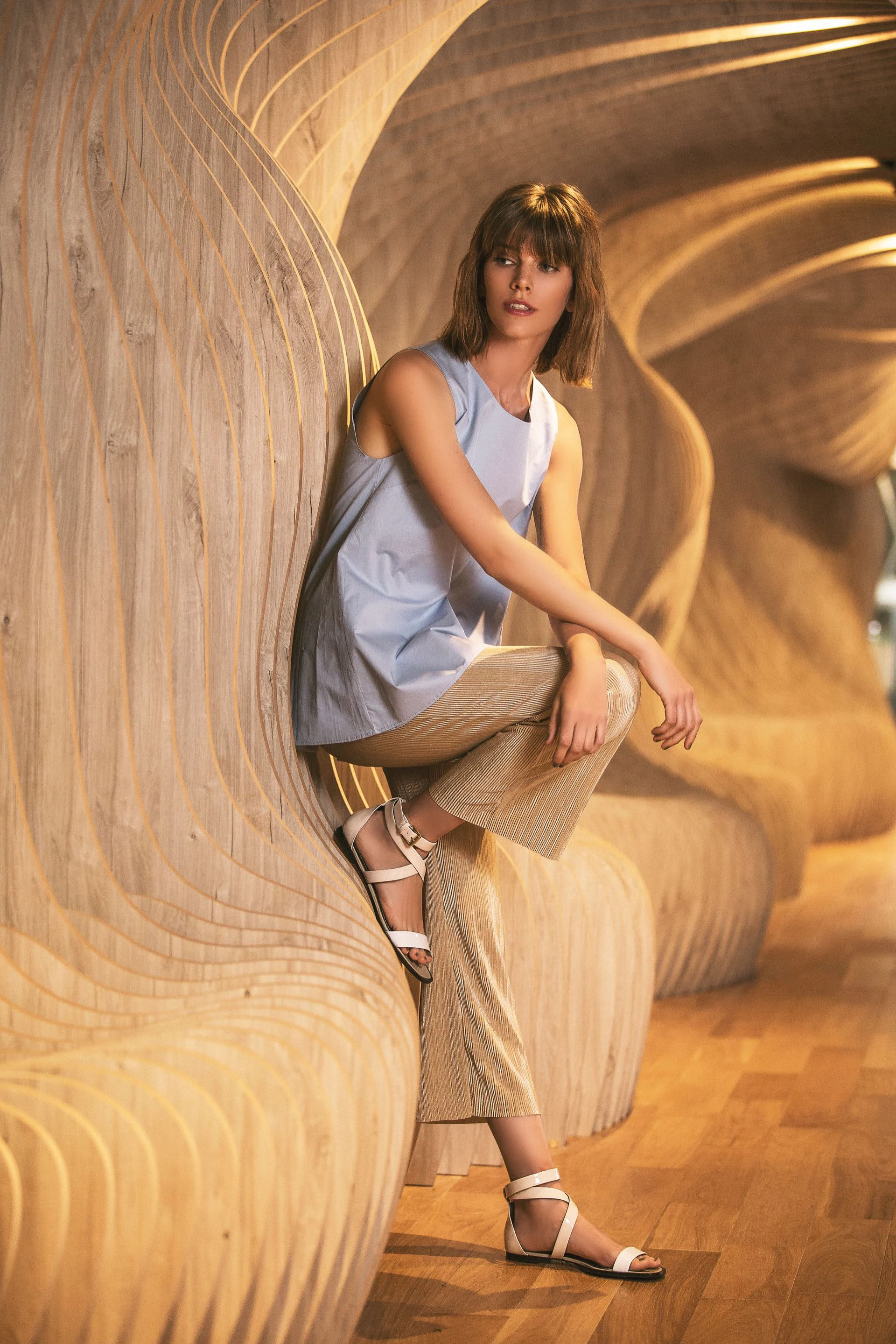 Camisa con tajos en la espalda ($ 1.920, Roma Renom), pantacourt plisado ($ 749, Peuque) y sandalias con tiras cruzadas ($ 3.780, Mishka). Foto Chino Toccalino/Para Ti