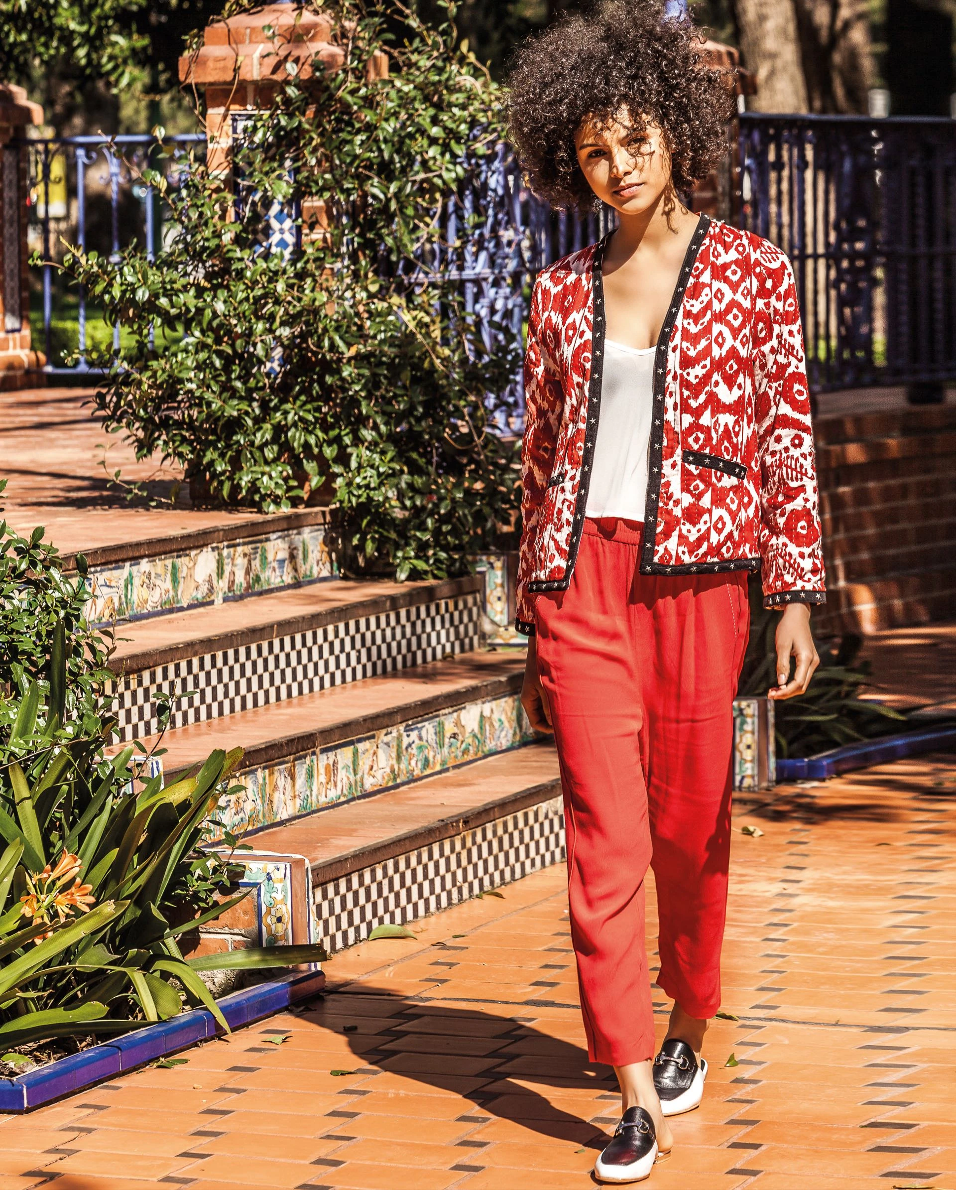 Saco estampado con ribetes ($ 2.900, Rapsodia), top de seda (Melocotón), pantalón (Cher) y slippers con base de goma y hebilla ($ 2.650, a pie). Foto Juan Manuel Rodríguez/ Para Ti