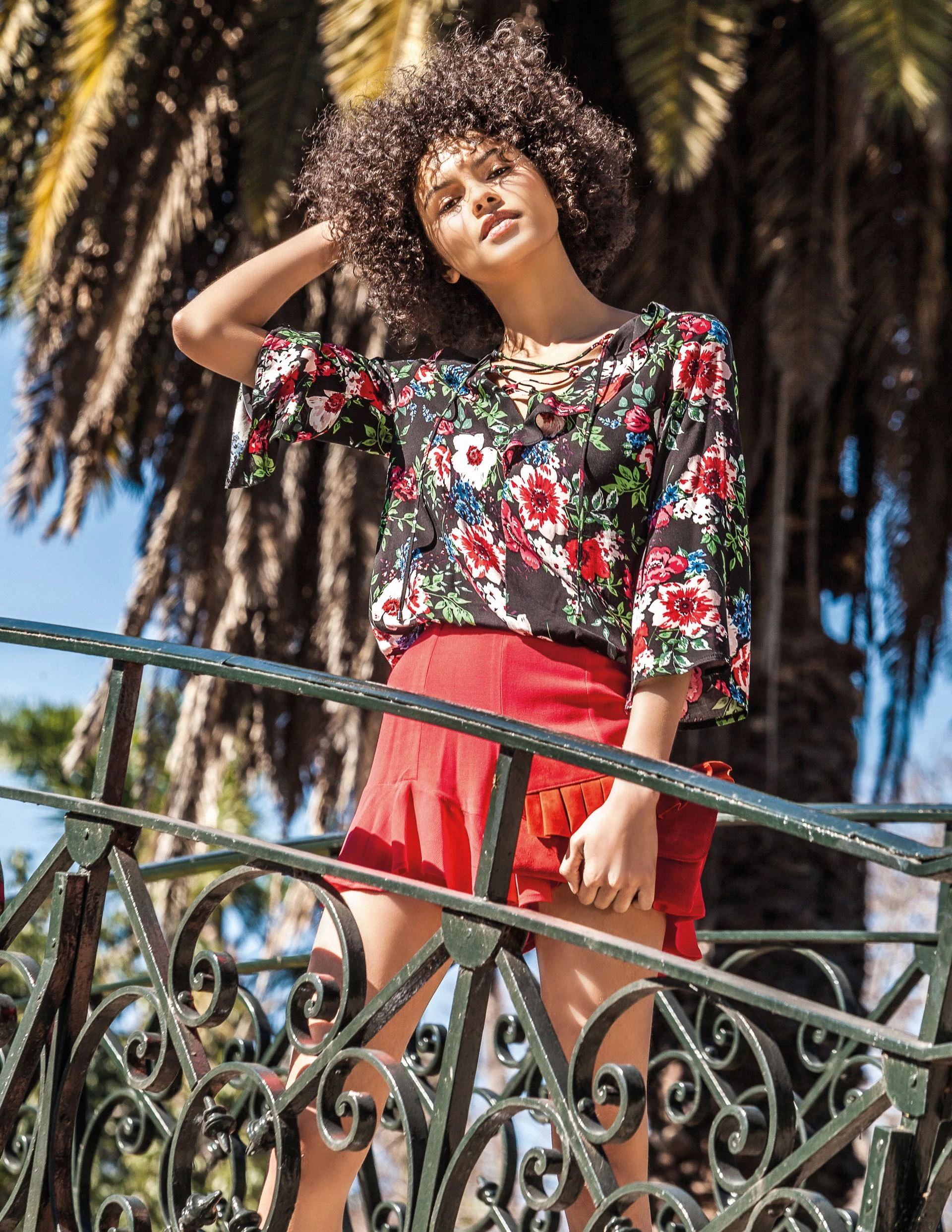 Top estampado ($ 1.250, Zhoue), short con volados ($ 1.400, Kosiuko) y sobre de cuero con volado ($ 2.198, Besha). Foto Juan Manuel Rodríguez/ Para Ti