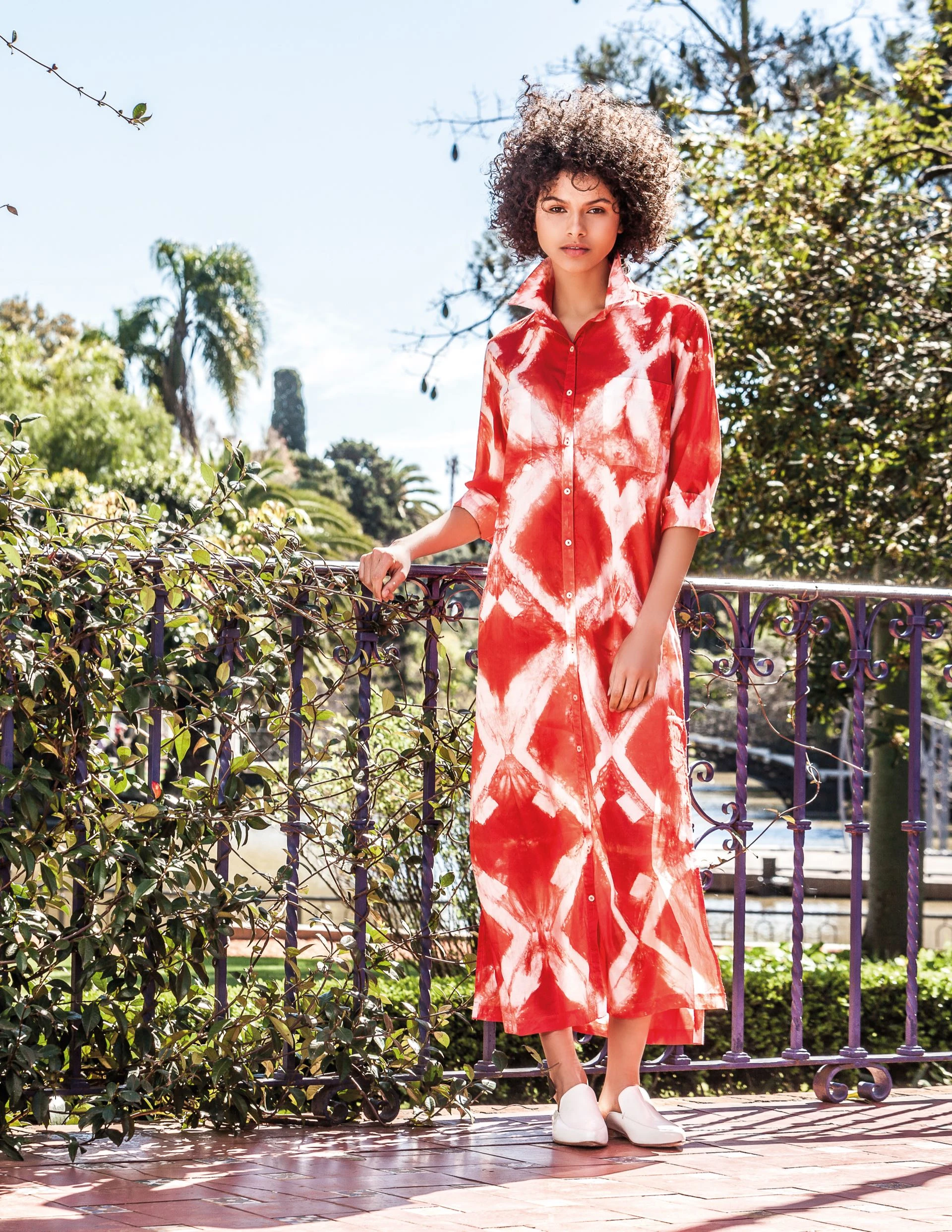 Camisero con estampa batik ($ 2.450, Clara Ibarguren) y slippers de cuero grabado ($ 2.550, a pie). Foto Juan Manuel Rodríguez/ Para Ti