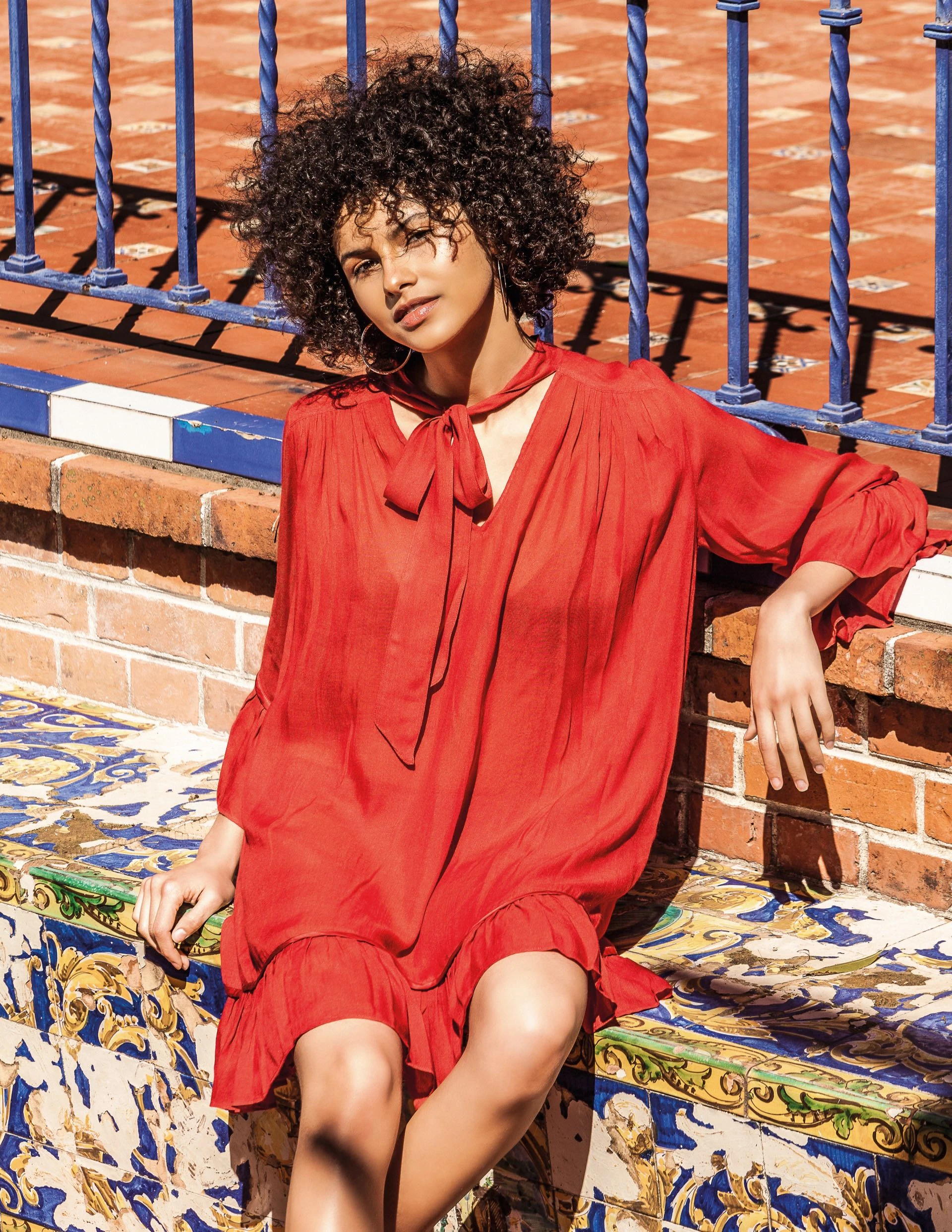 Vestido con vuelos y lazo en el cuello (Paula Cahen d’Anvers) y aros (Mai Cassal). Foto Juan Manuel Rodríguez/ Para Ti