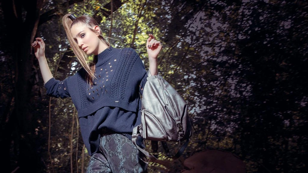 Suéter con tachas y pantalón de símil cuero grabado ($ 3.800 y $ 11.000, Uma) y mochila ($ 1.590, XL Extra Large).