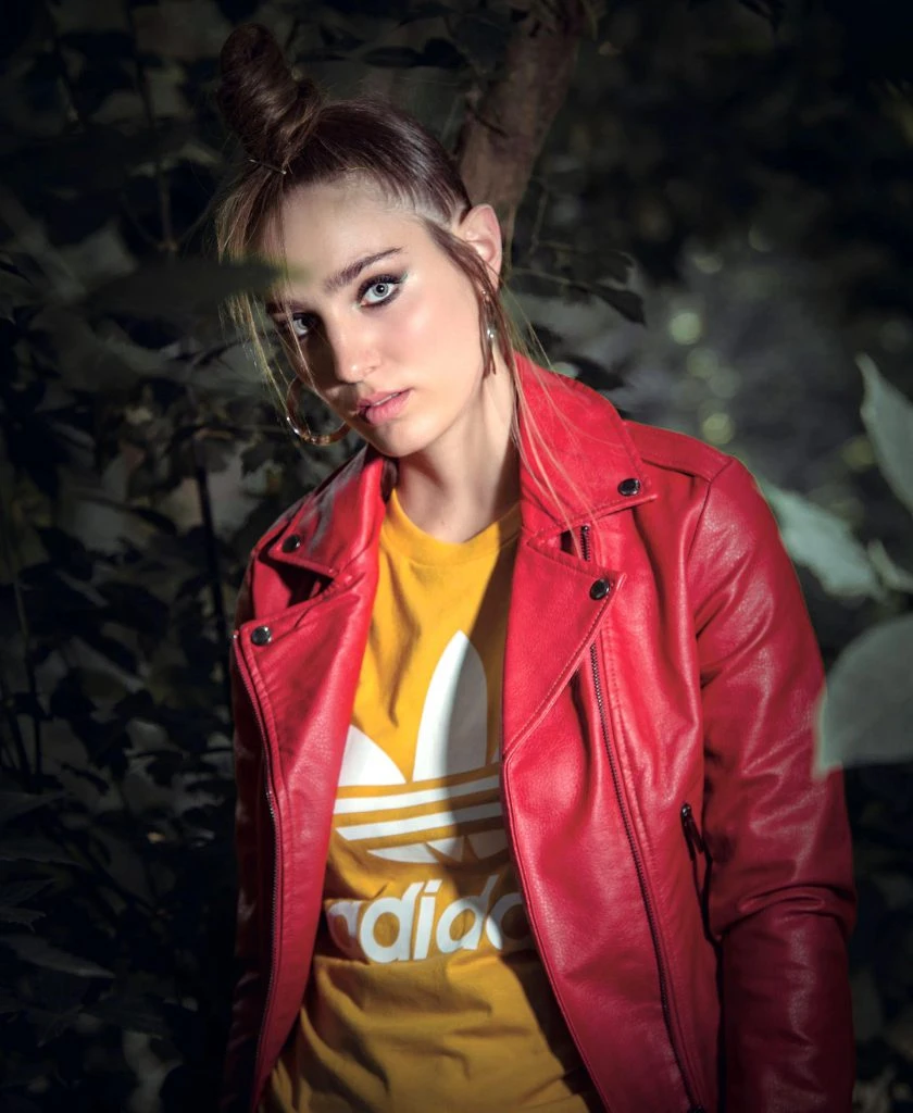 Campera de ecocuero ($ 2.999, Americanino by Falabella), remera ($ 799, adidas) y aros ($ 700, Uma).