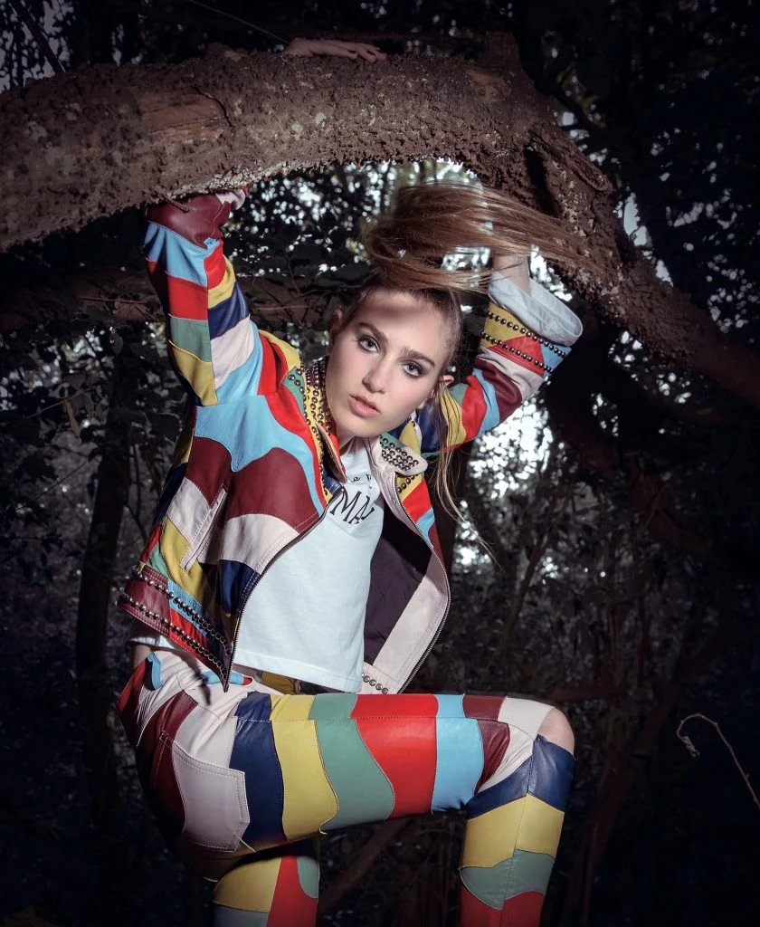 Campera y pantalón de cuero ($ 22.500 y $ 14.000, Benito) y remera mangas largas de algodón ($ 550, Union Good).