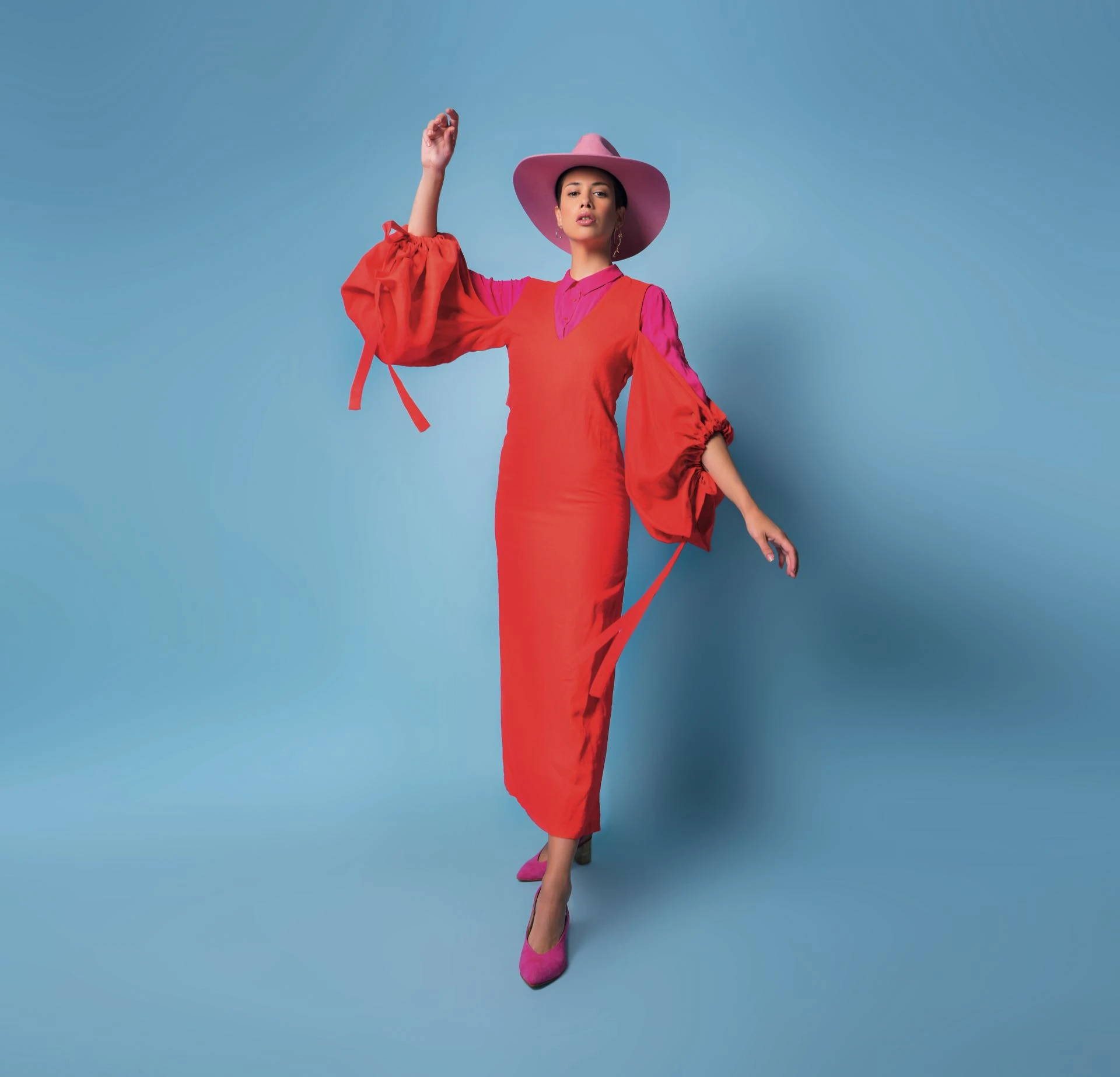 Camisa ($ 1.599, Ted Bodin), vestido de lino con mangas amplias ($ 3.500, Allô Martínez) y zapatos de gamuza ($ 4.200, Lomm). Foto: Juan Jauregui/ Para Ti