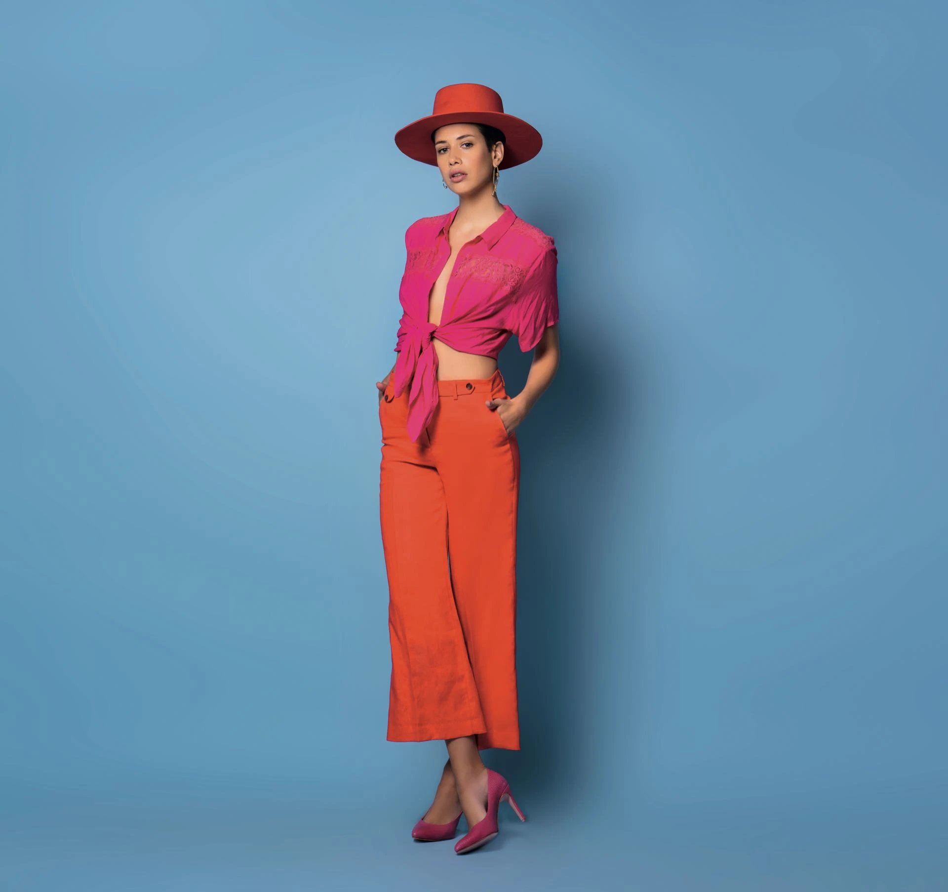 Camisa con detalles de encaje ($ 1.599, Etam), pantalón de lino (Carmela Achaval) y stilettos de cuero grabado ($ 4.600, Saverio Di Ricci).