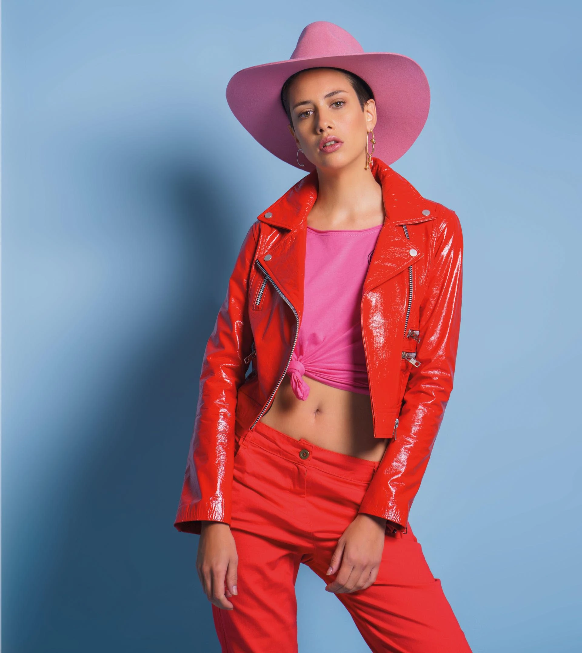 Campera de charol ($ 12.290, Allô Martínez), remera de algodón ($ 559, Ossira) y jean de color ($ 1.800, Ted Bodin).