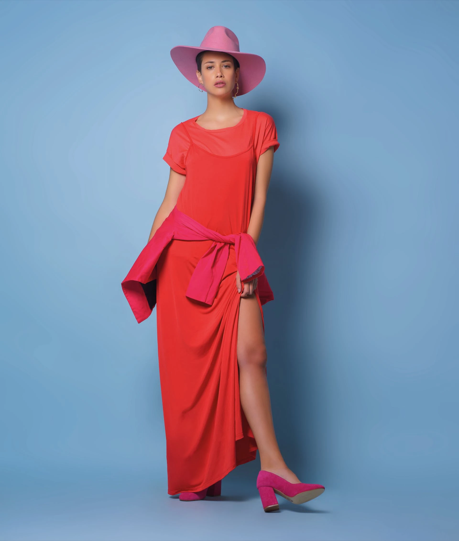 Remera de algodón y vestido de morley ($ 449 y $ 1.035, Ossira), blazer atado en la cintura ($ 1.790, Estancias) y stilettos de gamuza ($ 2.250, Viamo). Foto: Juan Jauregui/ Para Ti