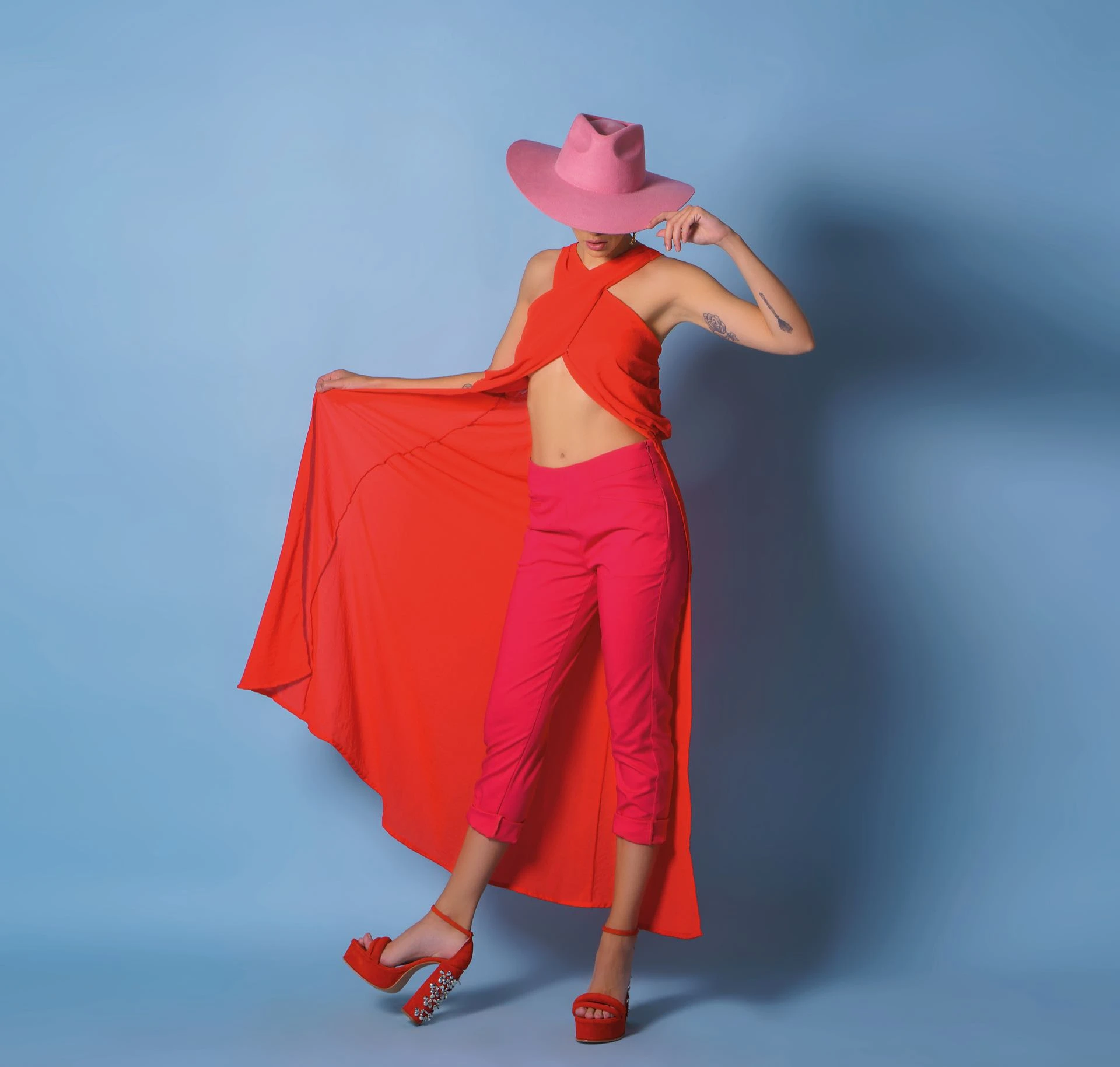 Túnica irregular ($ 1.804, La Cofradía), pantalón recto ($ 2.300, Vitamina) y sandalias de gamuza con aplique de piedras en el taco ($ 7.290, Sarkany). Foto: Juan Jauregui/ Para Ti