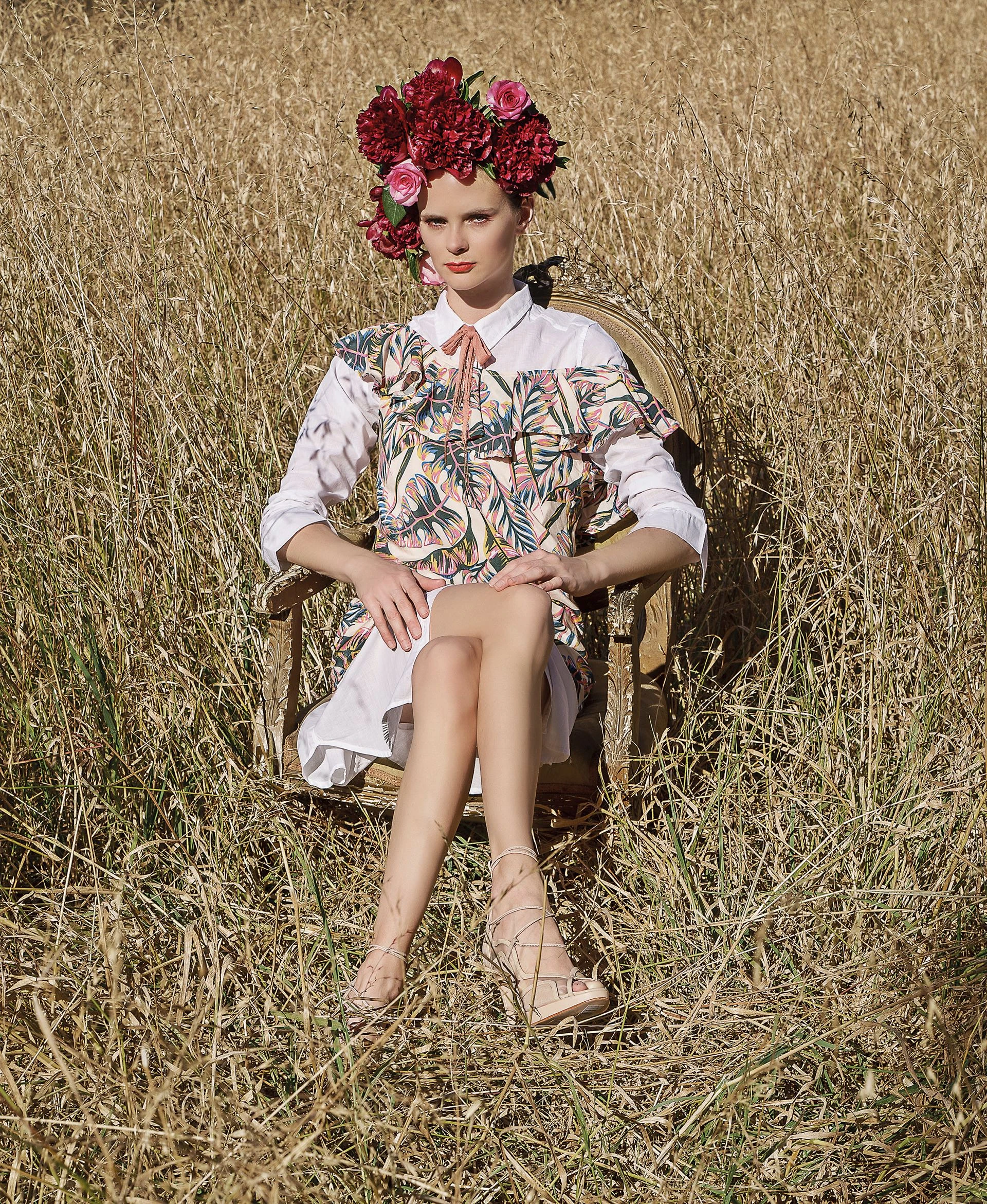 Camisa larga ($ 590, By Deep), vestido estampado con volado (aprox. $ 450, Asthenia), moño de gasa con detalles de cadenas ($ 290, India Style) y sandalias de gamuza y cuero con tiras ($ 6.000, Saverio Di Ricci). Foto Juan Jauregui/ Para Ti 