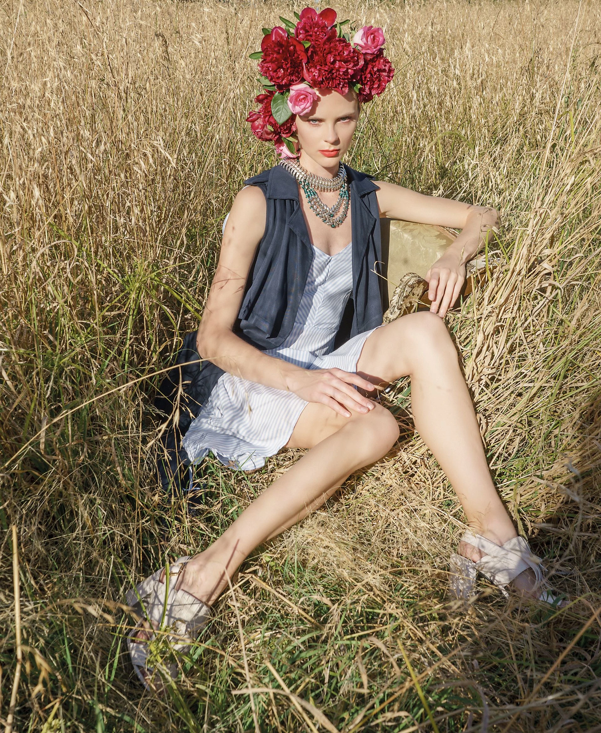 Chaleco largo con lazo ($ 4.890, Perramus), vestido con rayas ($ 1.500, Muaa), choker de plata y collar de piedras y plata (Unode50) y sandalias de charol ($ 4.780, Mishka). Foto Juan Jauregui/ Para Ti