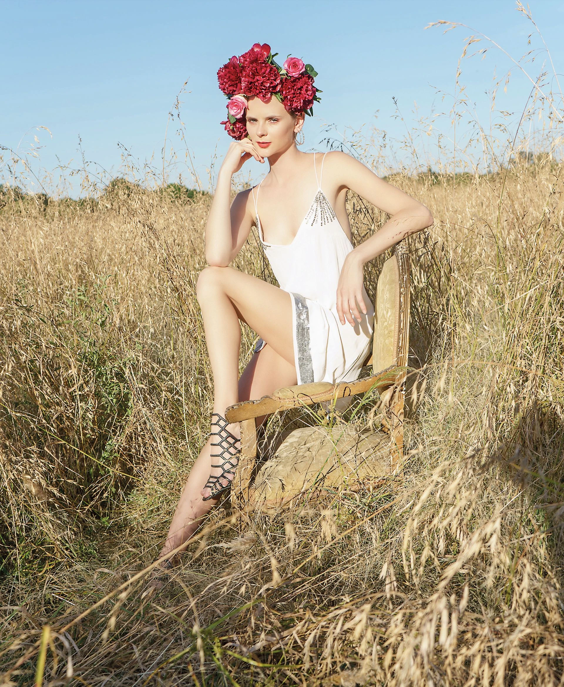 Vestido de gasa con detalles bordados ($ 5.250, Jazmín Chebar), aros de plata (Unode50) y sandalias de cuero grabado ecológico ($ 920, Fragola). Foto Juan Jauregui/ Para Ti