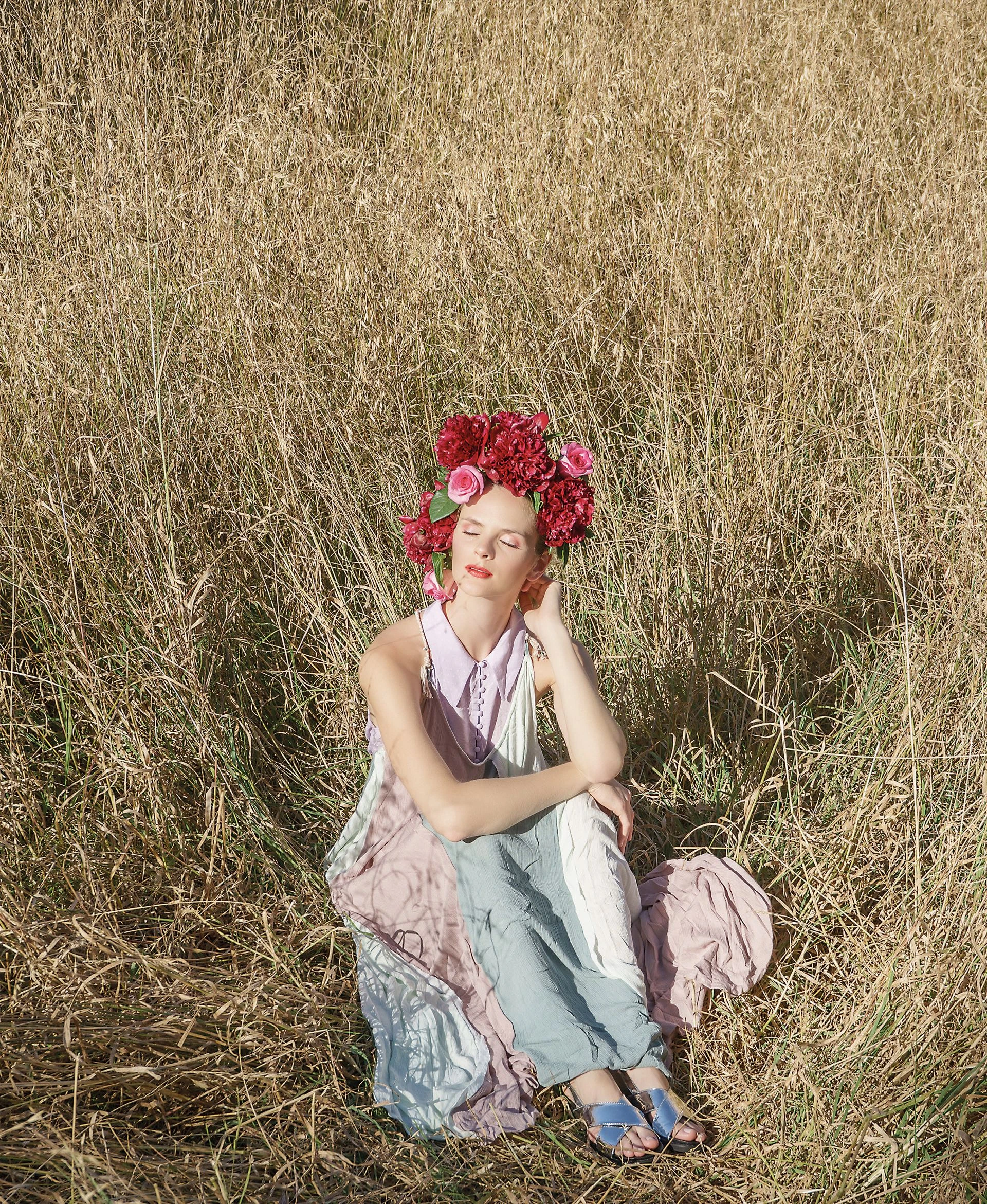 Blusa y vestido con mix de colores ($ 1.600 y $ 2.100, India Style) y chatas de charol metalizado ($ 990, XL Extra Large). Foto Juan Jauregui/ Para Ti 