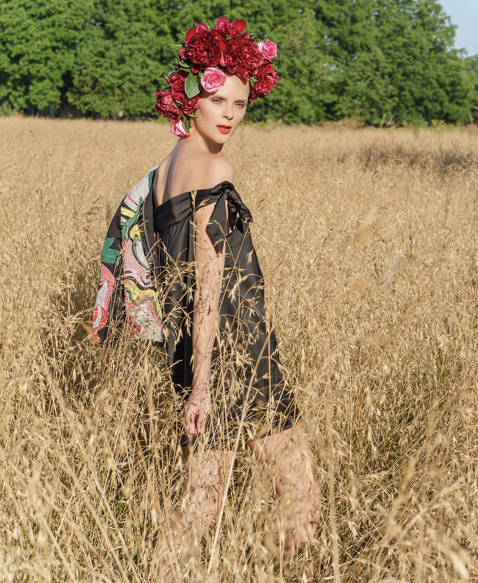 Chaqueta bordada ($ 6.650, Jazmín Chebar) y vestido de seda of the shoulder ($ 750, By Deep). Foto Juan Jauregui/ Para Ti