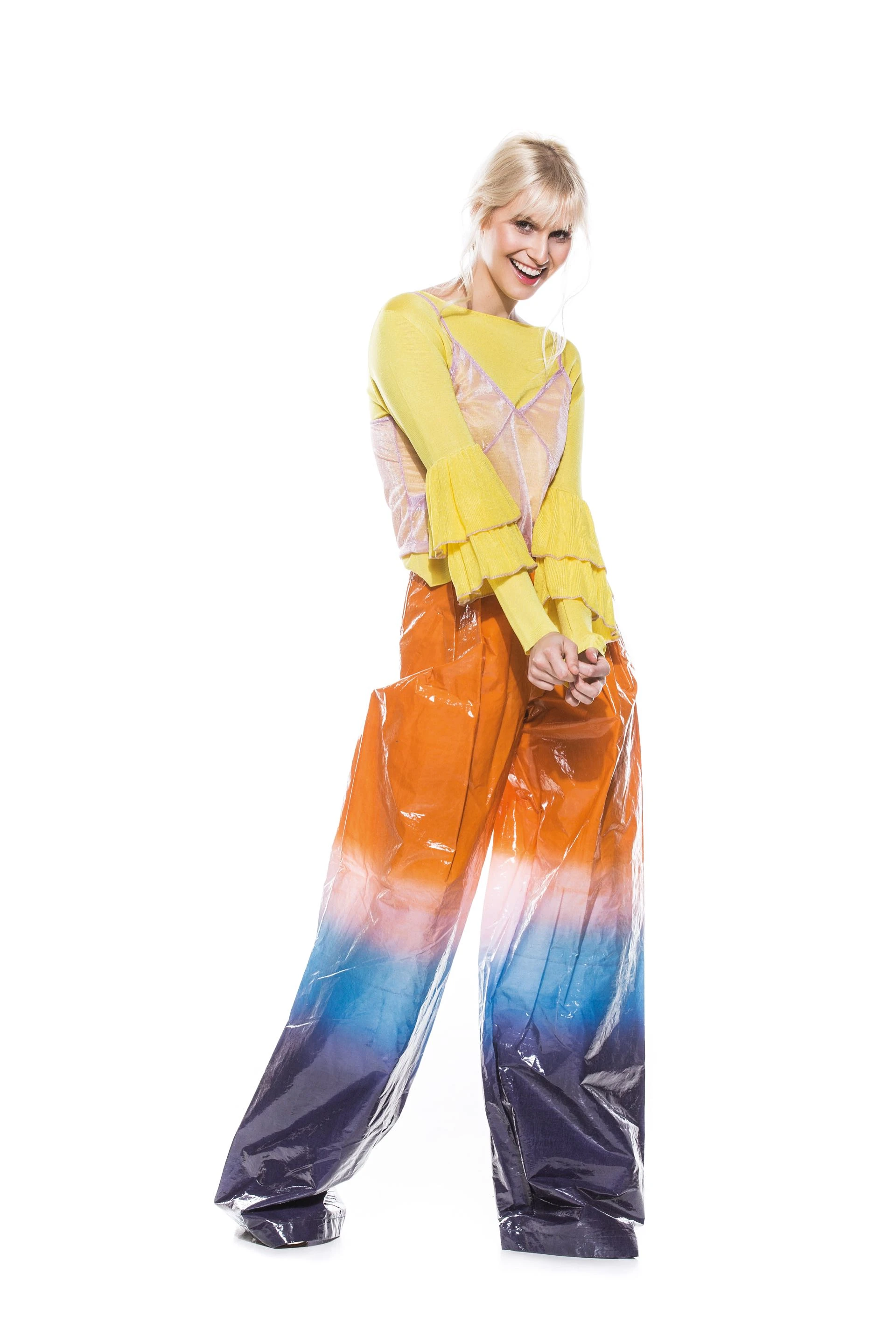 Suéter con volados en las mangas (Cher), top con transparencia ($ 499, Complot) y maxipantalón (JT).