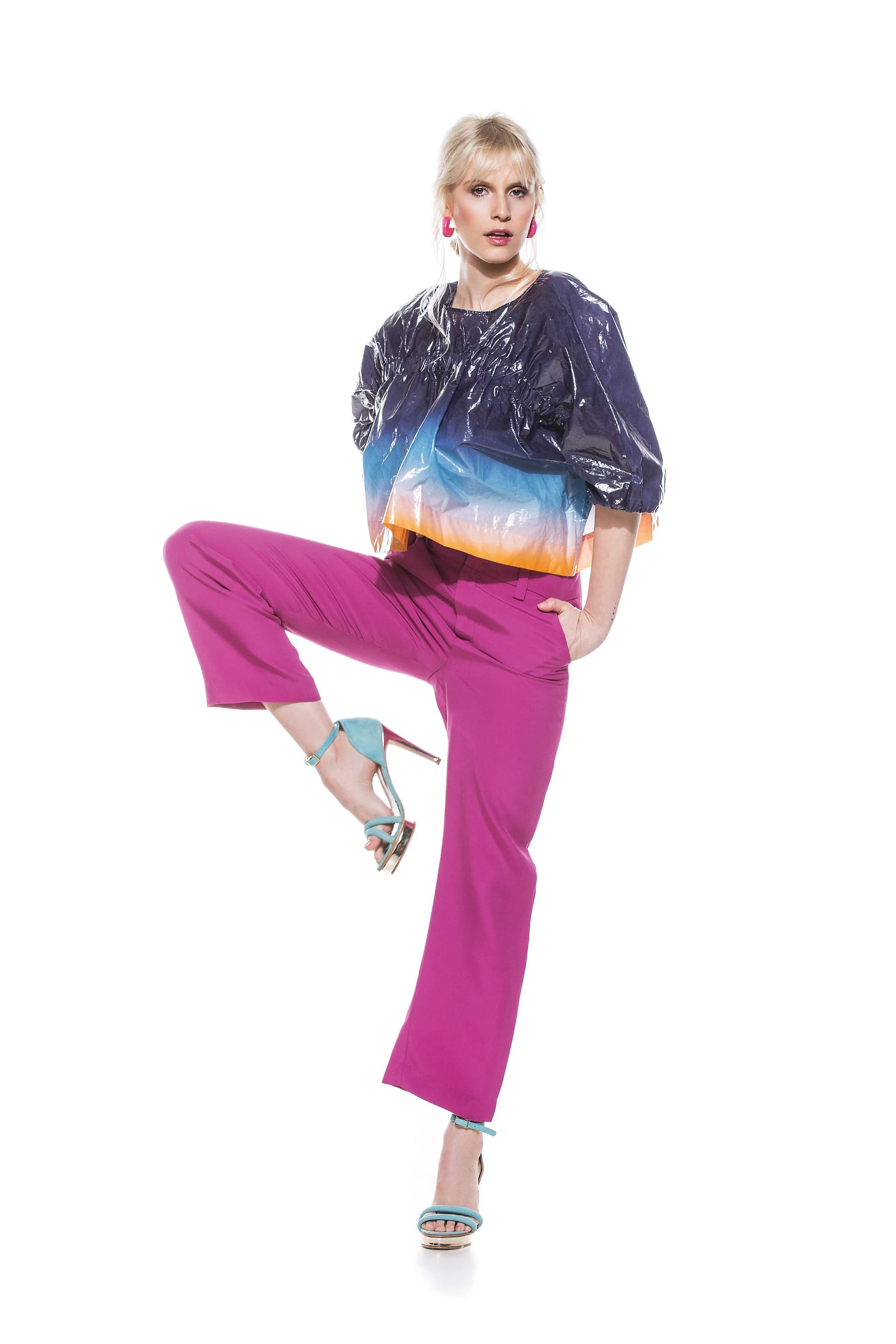 Top (JT), pantalón ancho ($ 2.688, Ayres), sandalias de gamuza con pulsera ($ 6.150, Valdez) y aros (Cher). Foto: Chino Toccalino/ Para Ti