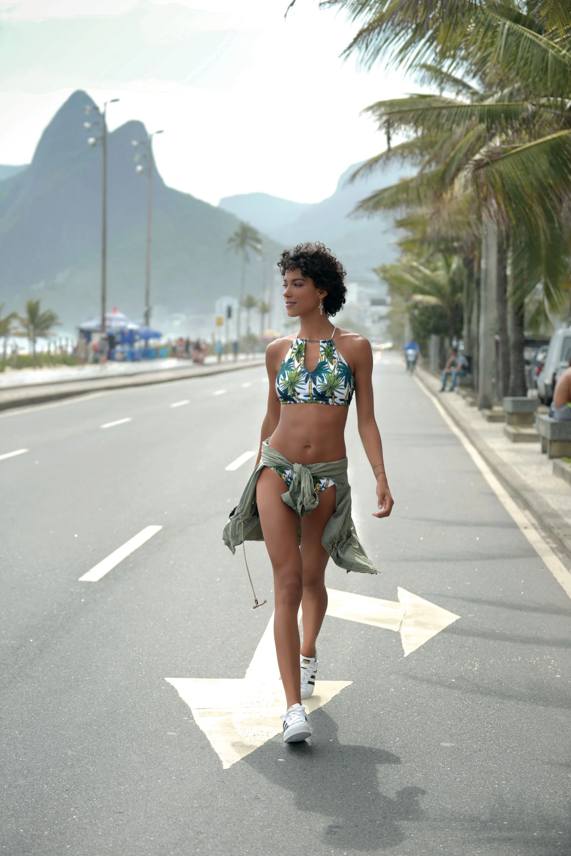 Top con cut out y bombacha ($ 1.818, Luz de Mar). Foto: Conejo Collins/ Para Ti