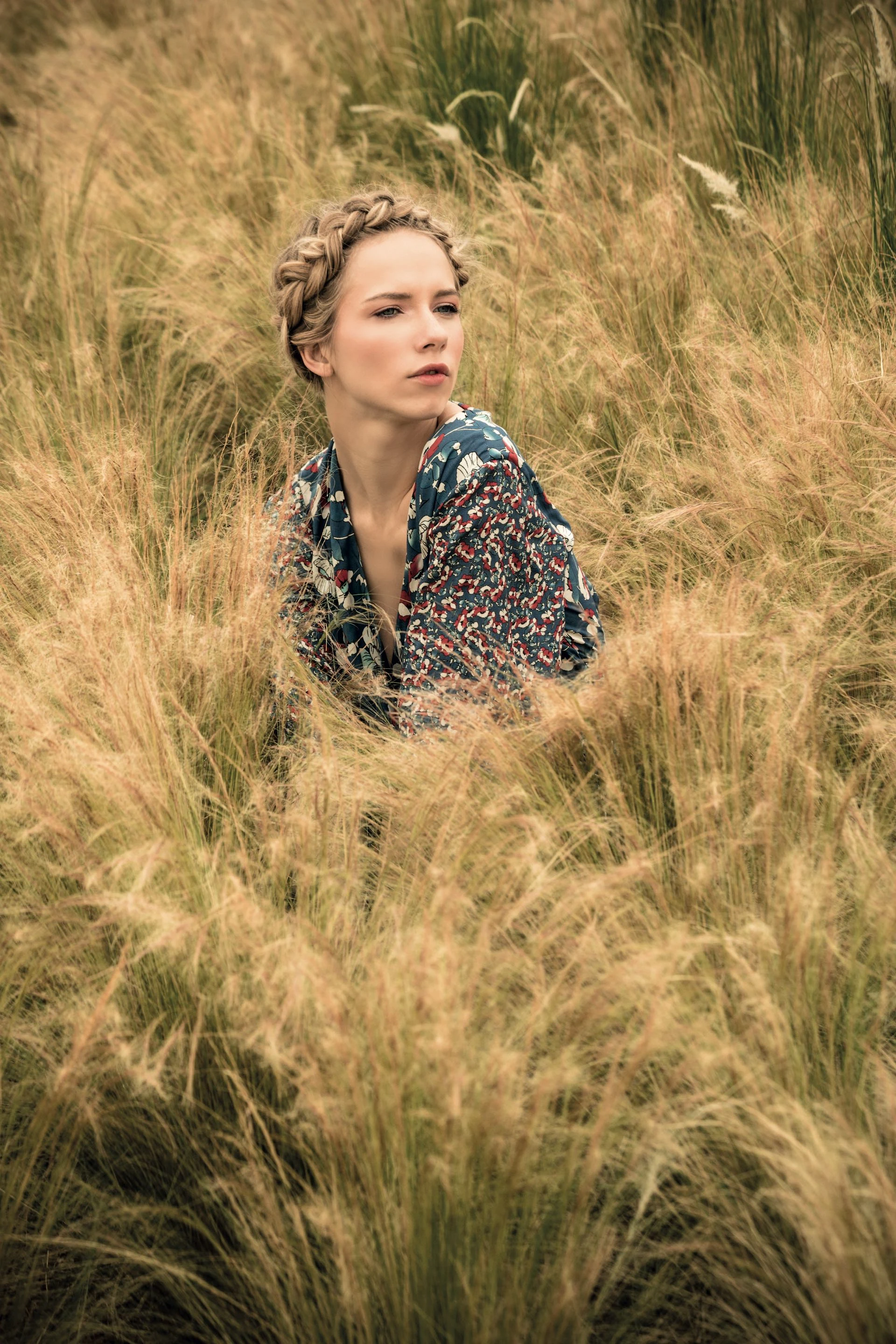 Vestido estampado con escote cruzado y mangas de gasa ($ 4.200, Vitamina). Foto Fernando Venegas/ Para Ti