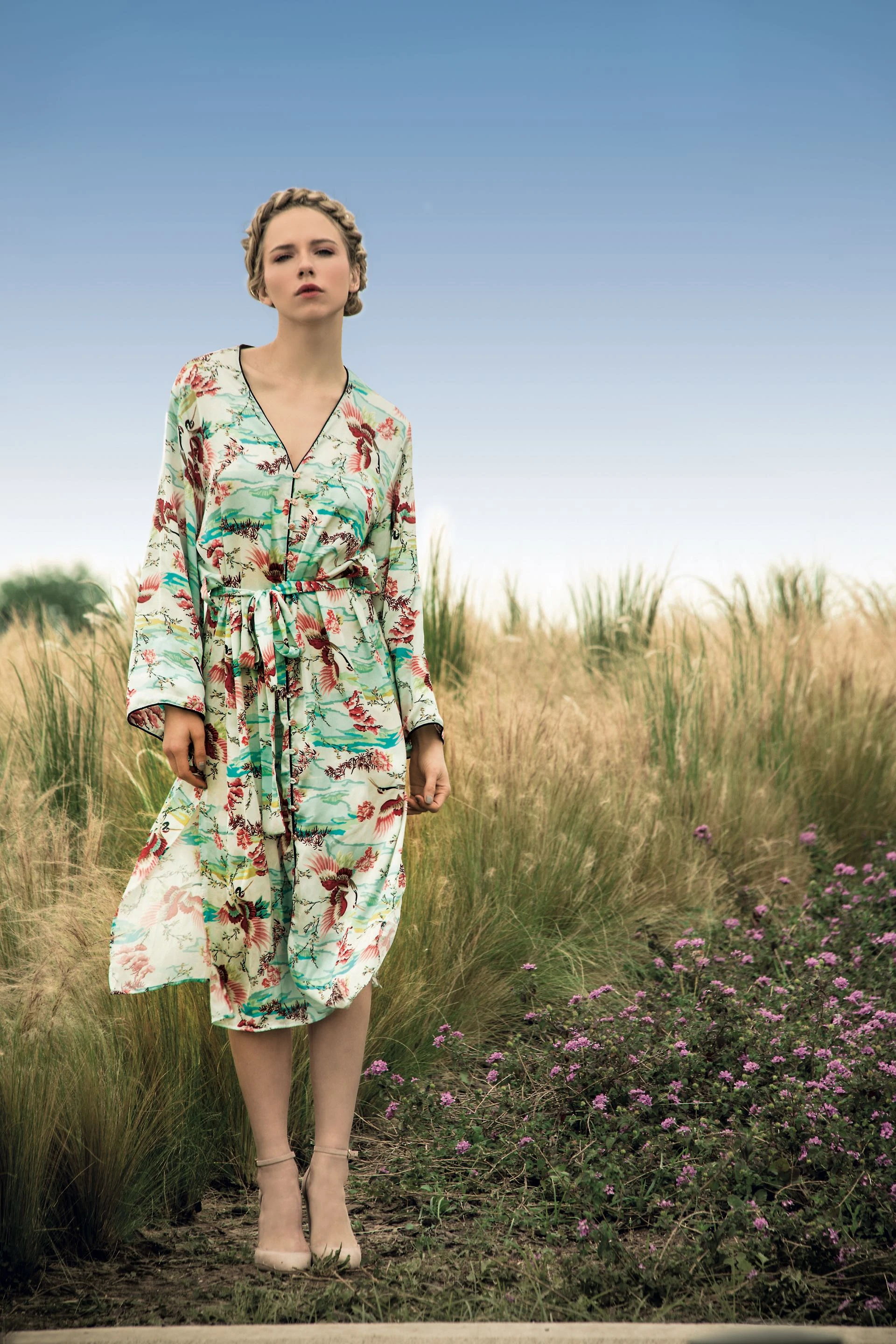 Vestido tipo kimono de seda ($ 2.690, Las Pepas) y stilettos de gamuza con pulsera ($ 2.190, Aldo para Falabella). Foto Fernando Venegas/ Para Ti