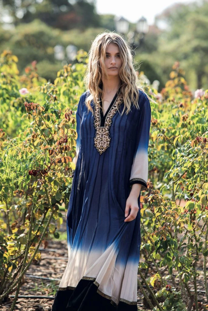  Vestido de gasa y terciopelo con detalles bordados ($ 7.900, Rapsodia)