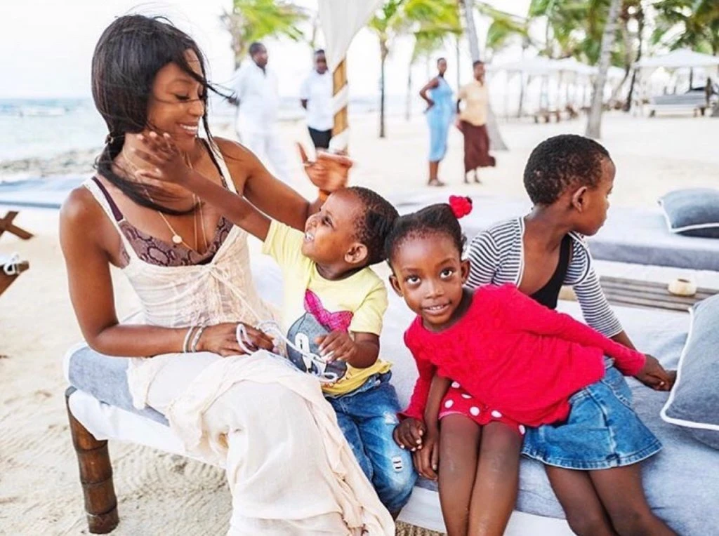 Naomi campbell con niños Africa