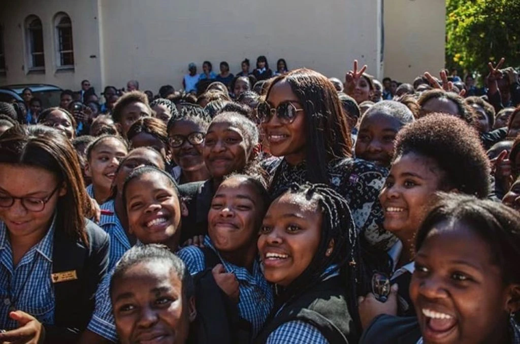 Naomi campbell con niños Africa