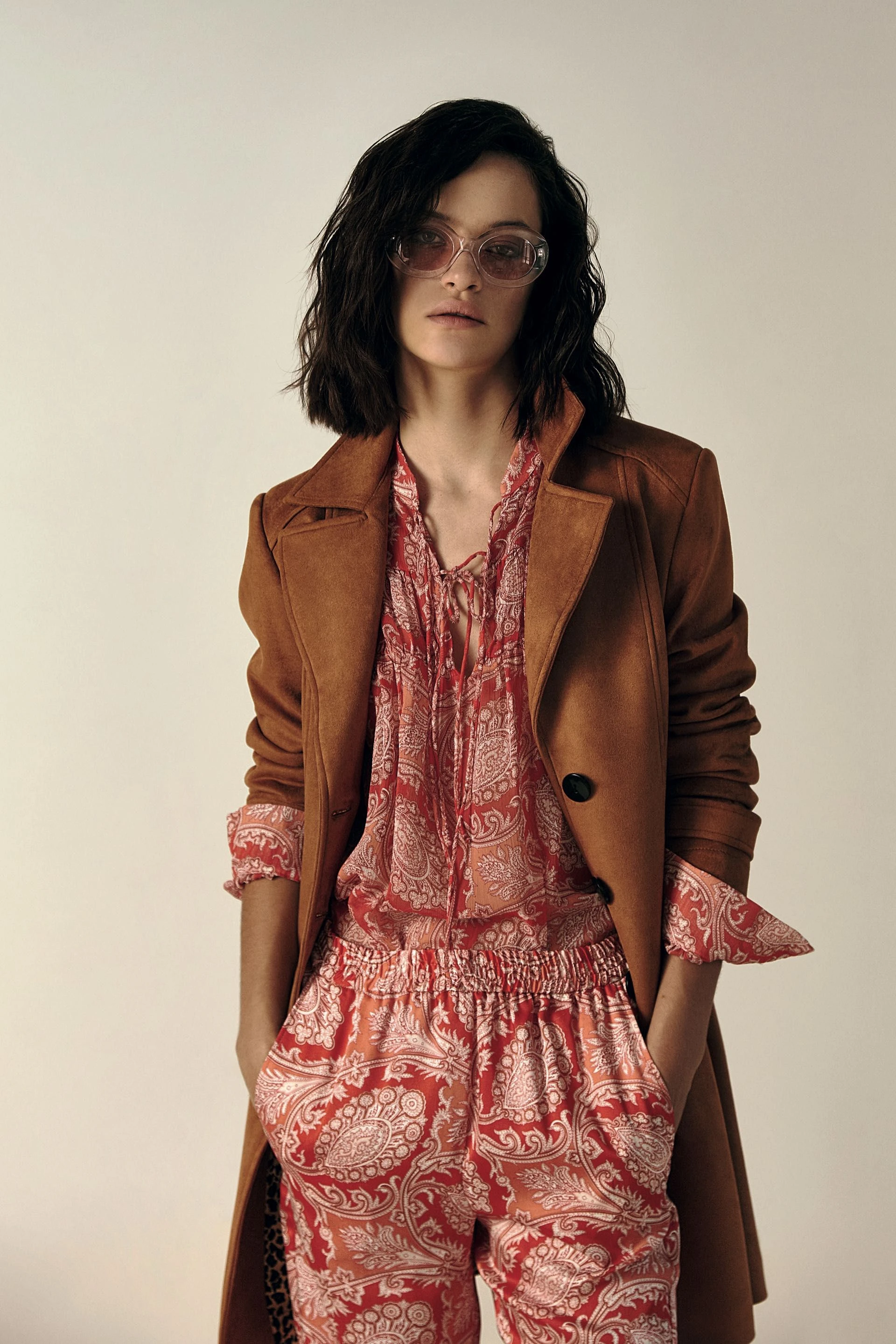 TRENCH DE GAMUZA ($ 12.790, Rafael Garófalo), CAMISA Y PANTALÓN CON ESTAMPA DE BÚLGAROS ($ 4.990 y $ 4.990, MNG para Falabella) Y ANTEOJOS TRANSPARENTES.