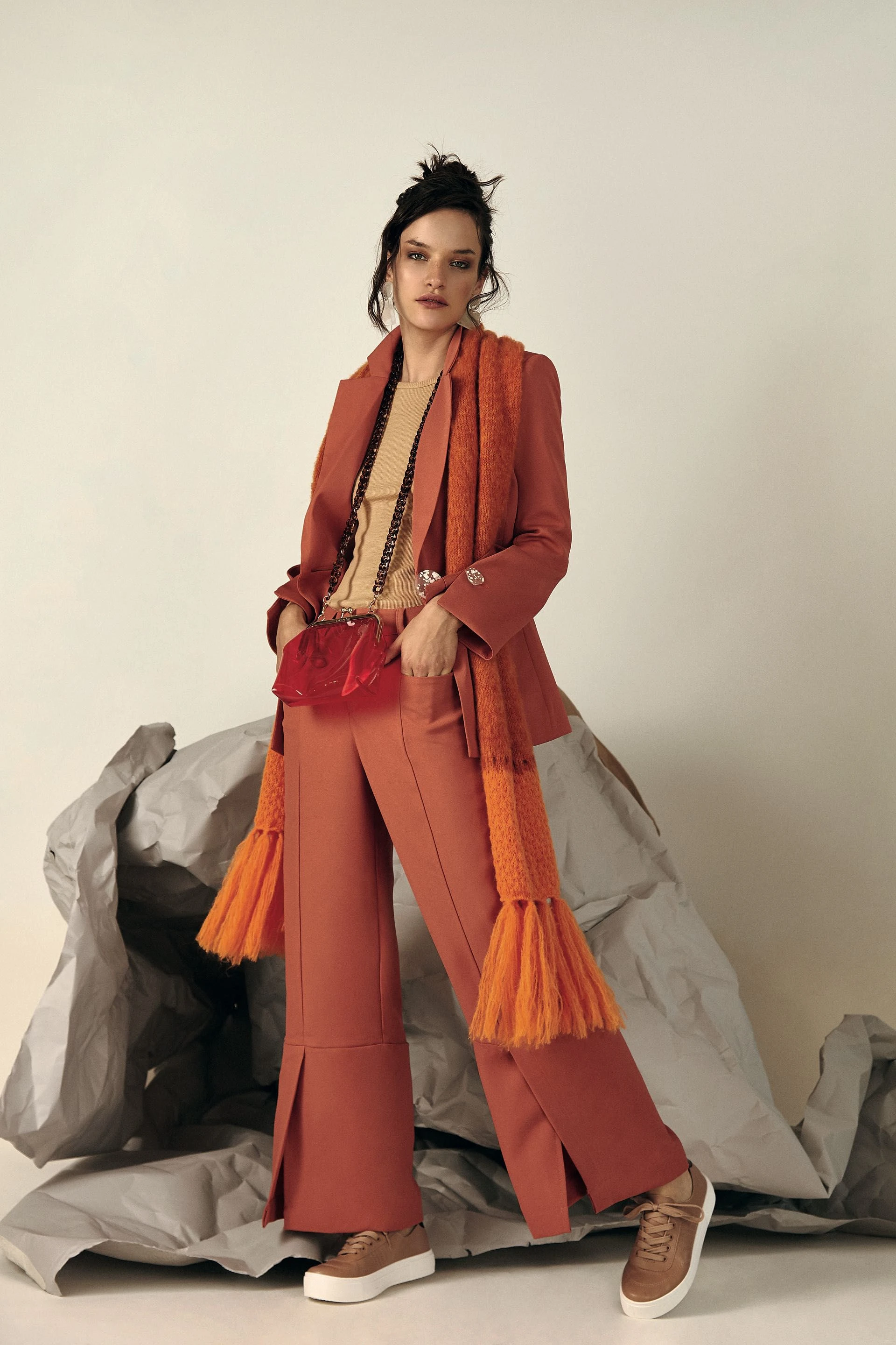 BLAZER Y PANTALÓN ($ 6.670 y $ 3.850, Bestia), REMERA ($ 1.400, Kosiuko), ZAPATILLAS ($ 2.190, Blaquè), CARTERA TRANSPARENTE ($ 2.490, Las Pepas).