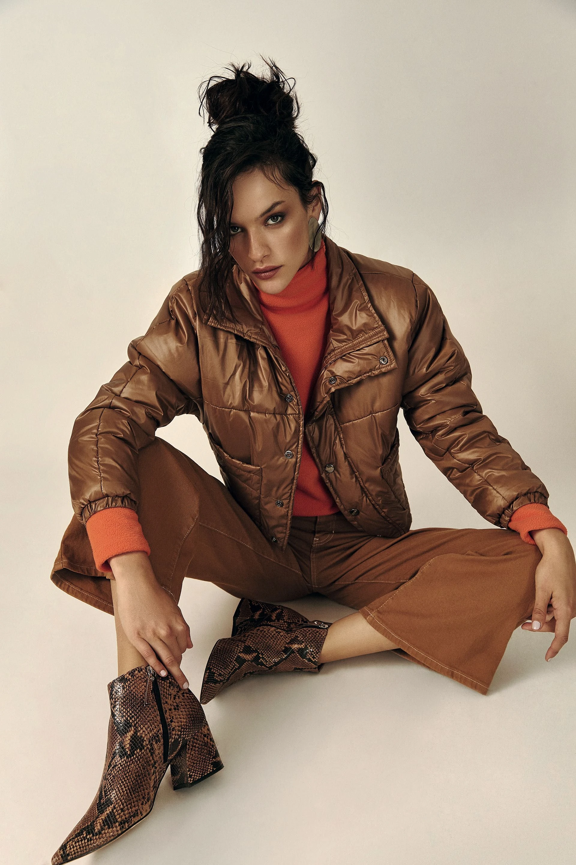 CAMPERA IMPERMEABLE Y BUZO DE POLAR ($ 5.975 y $ 1.950, Bestia), PANTALÓN OXFORD ($ 2.490, Basement) y BOTINETAS DE REPTIL ($ 5.280, Blaquè).