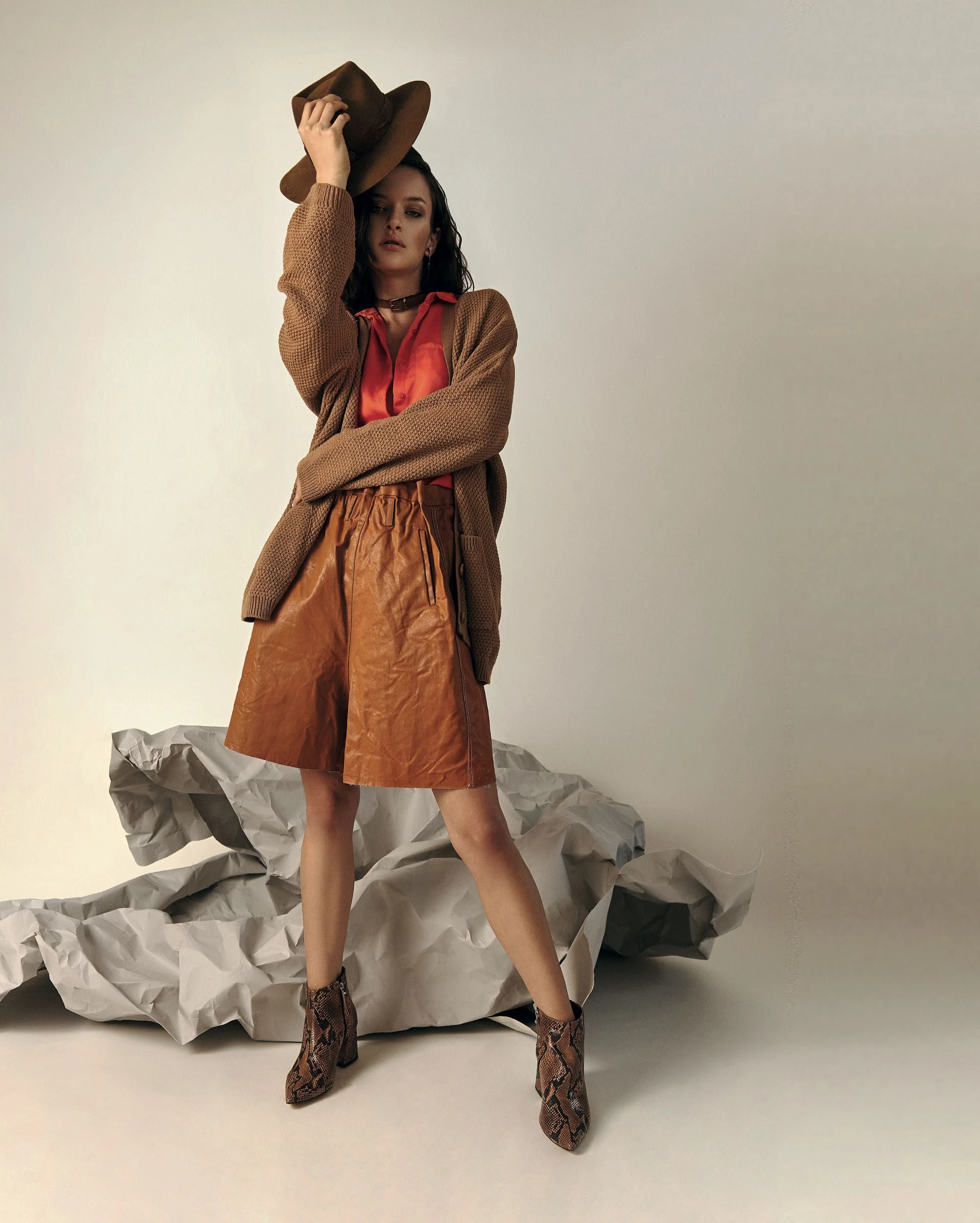 CÁRDIGAN ($ 4.399, Etam), CAMISA ($ 1.990, Basement) Y BERMUDA ENGOMADA ($ 5.700, JT).