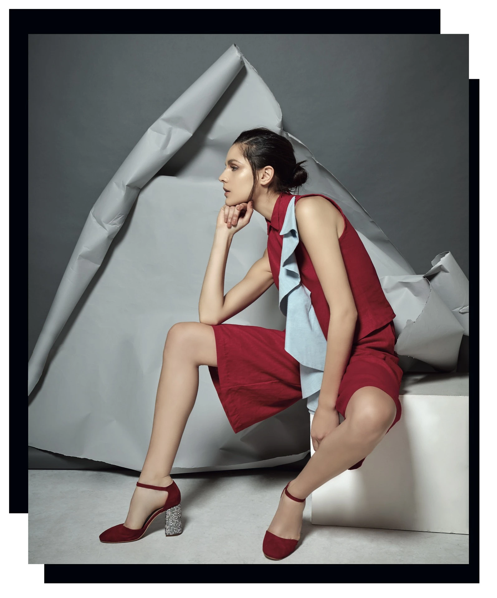 Blusa con volado a contratono, bermudas (Jorge Fashion & Tailoring) y guillermina con taco de glitter (Santesteban). Foto Ana Fanelli/ Para Ti