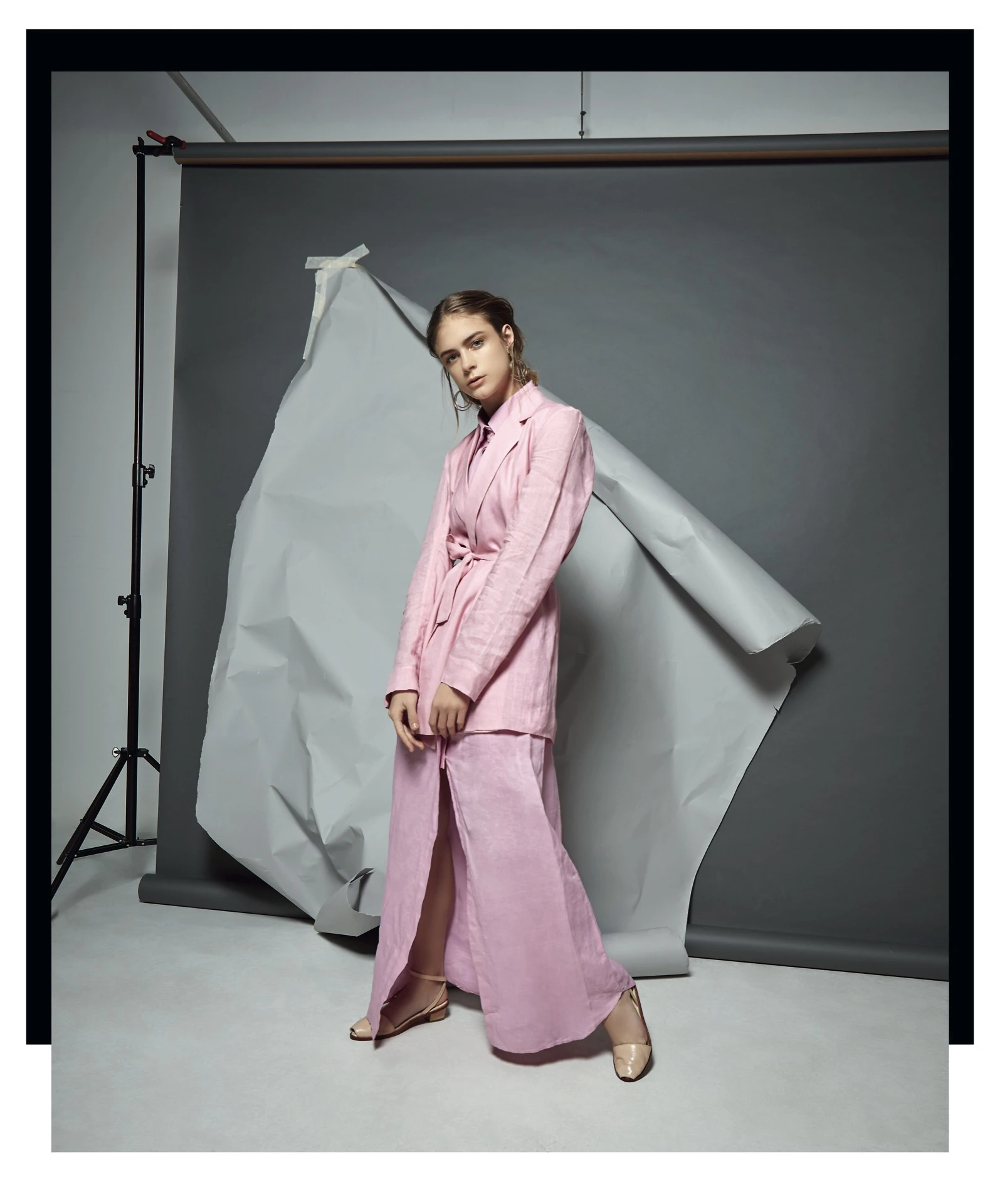 Saco con lazo a la cintura, falda larga con tajo al frente, camisa y sandalias (FP). Foto Ana Fanelli/ Para Ti