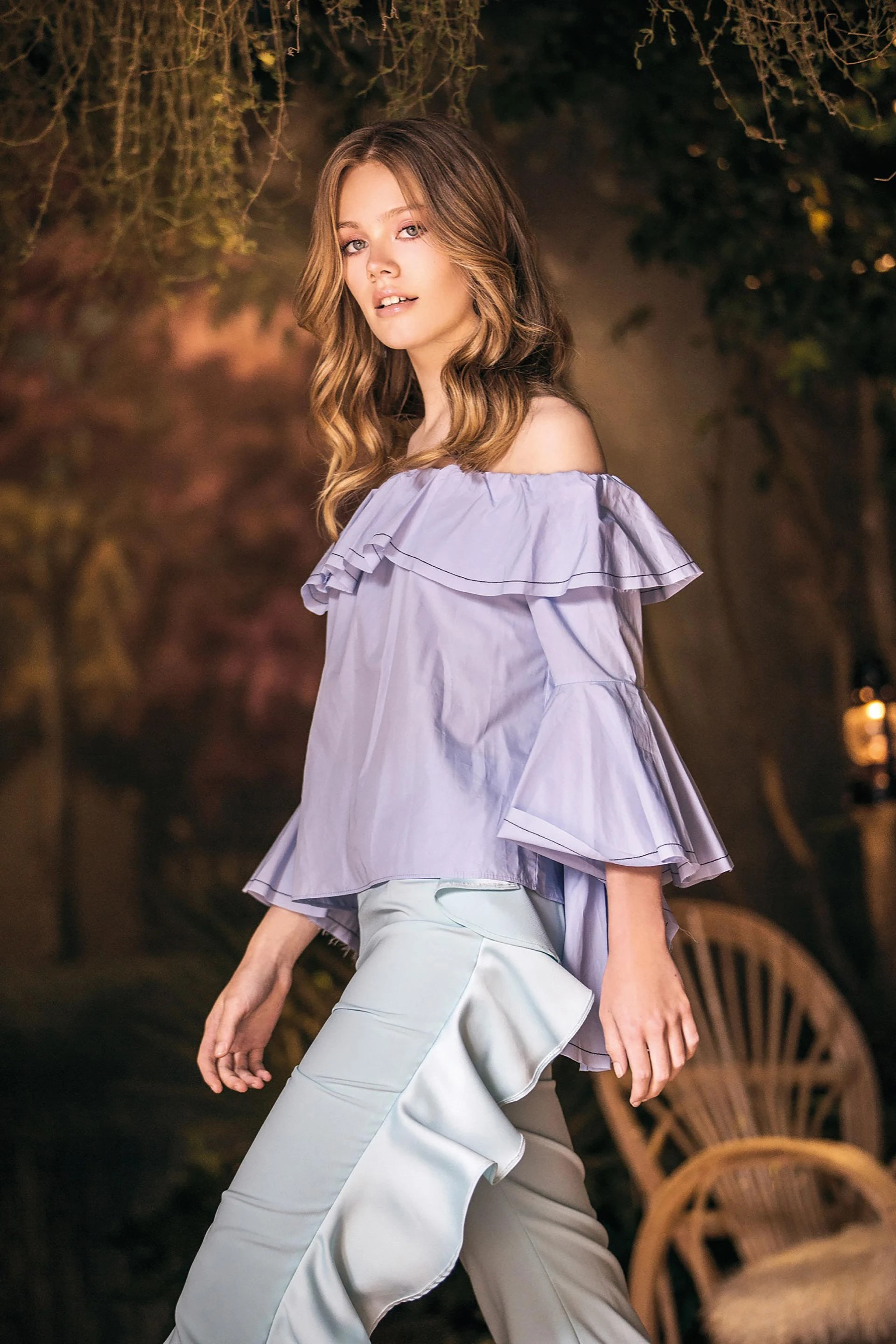 Camisa off the shoulders con volados ($ 1.500, Clara Ibarguren) y pantalón palazzo con volado lateral ($ 4.680, Maria Dahn). Foto Chino Toccalino/ Para Ti